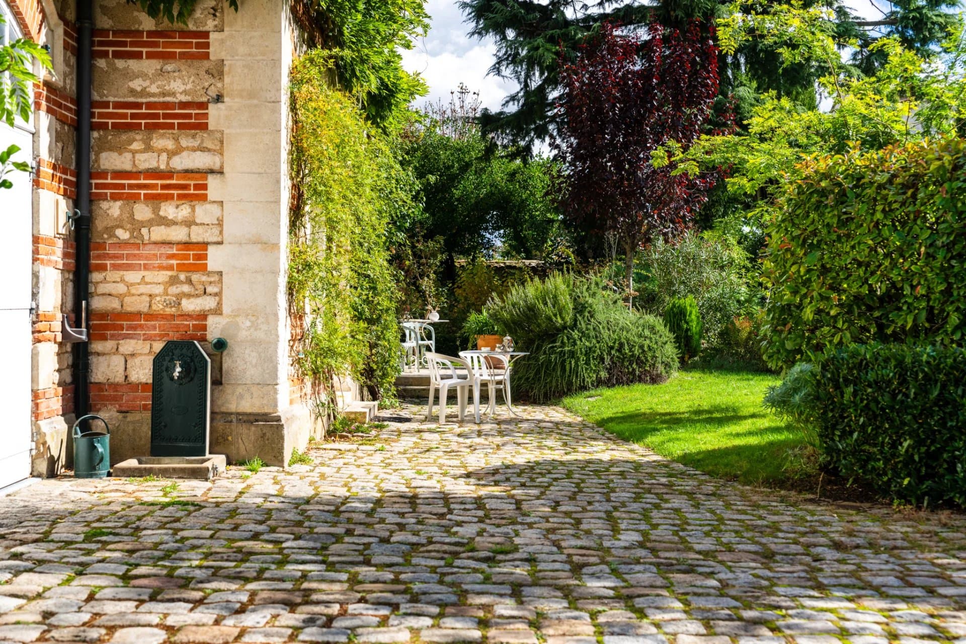 Hôtel particulier de charme en cœur de ville et son grand jardin verdoyant - Photo 5