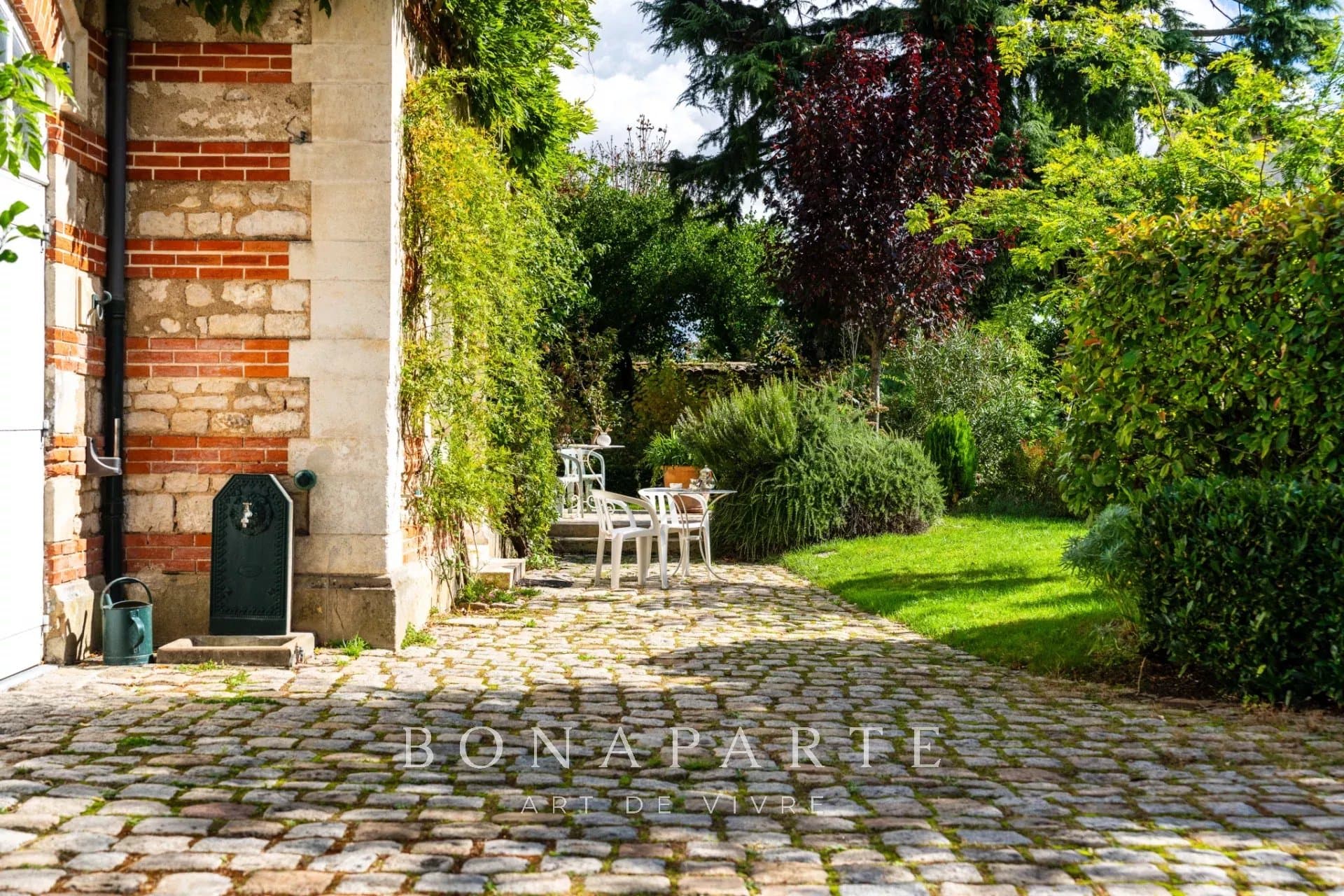 Hôtel particulier de charme en cœur de ville et son grand jardin verdoyant - Photo 5