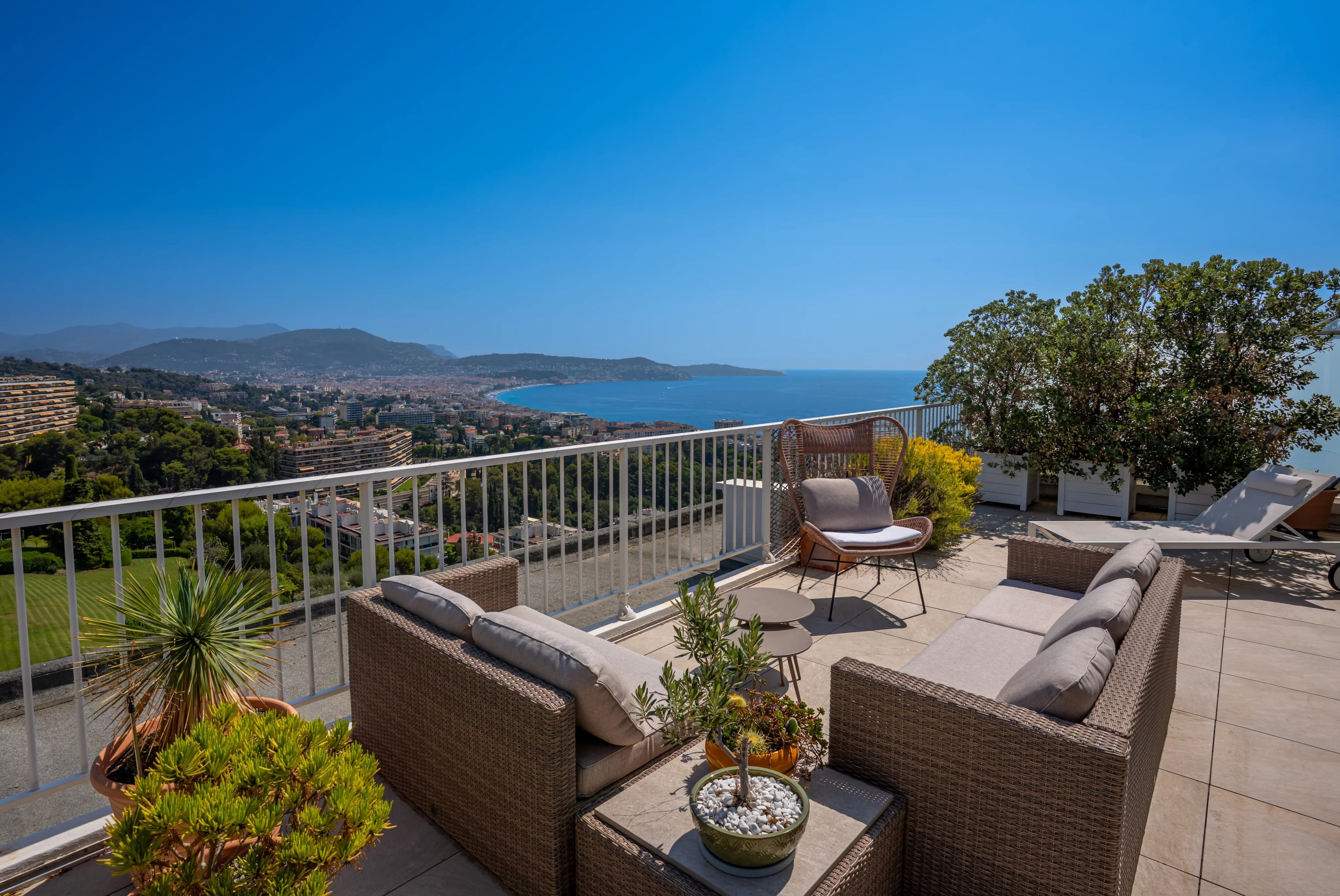 NICE – FABRON | DUPLEX EN DERNIER ÉTAGE – VUE MER PANORAMIQUE - Photo 8
