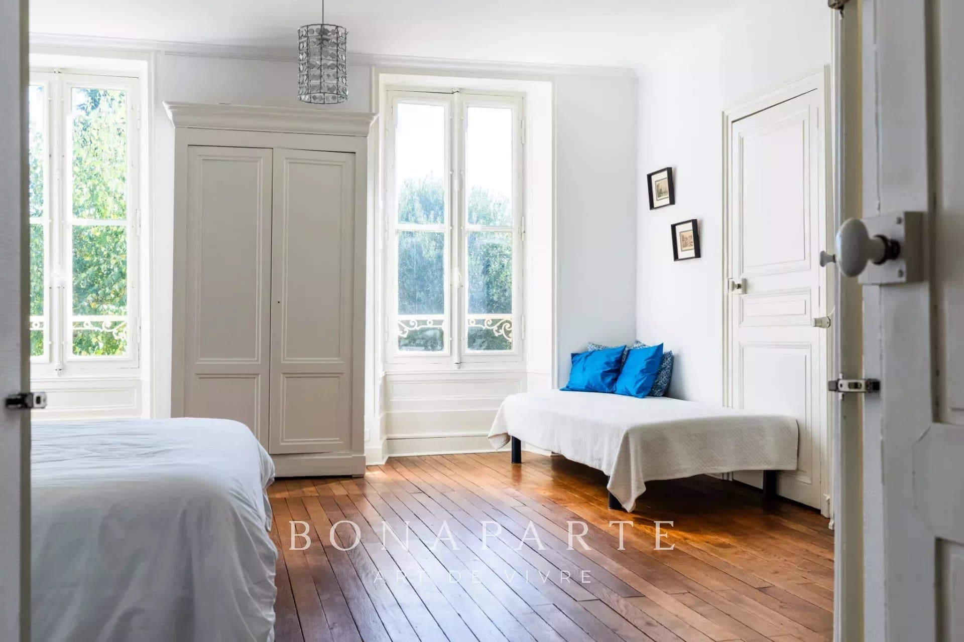 Hôtel particulier de charme en cœur de ville et son grand jardin verdoyant - Photo 19