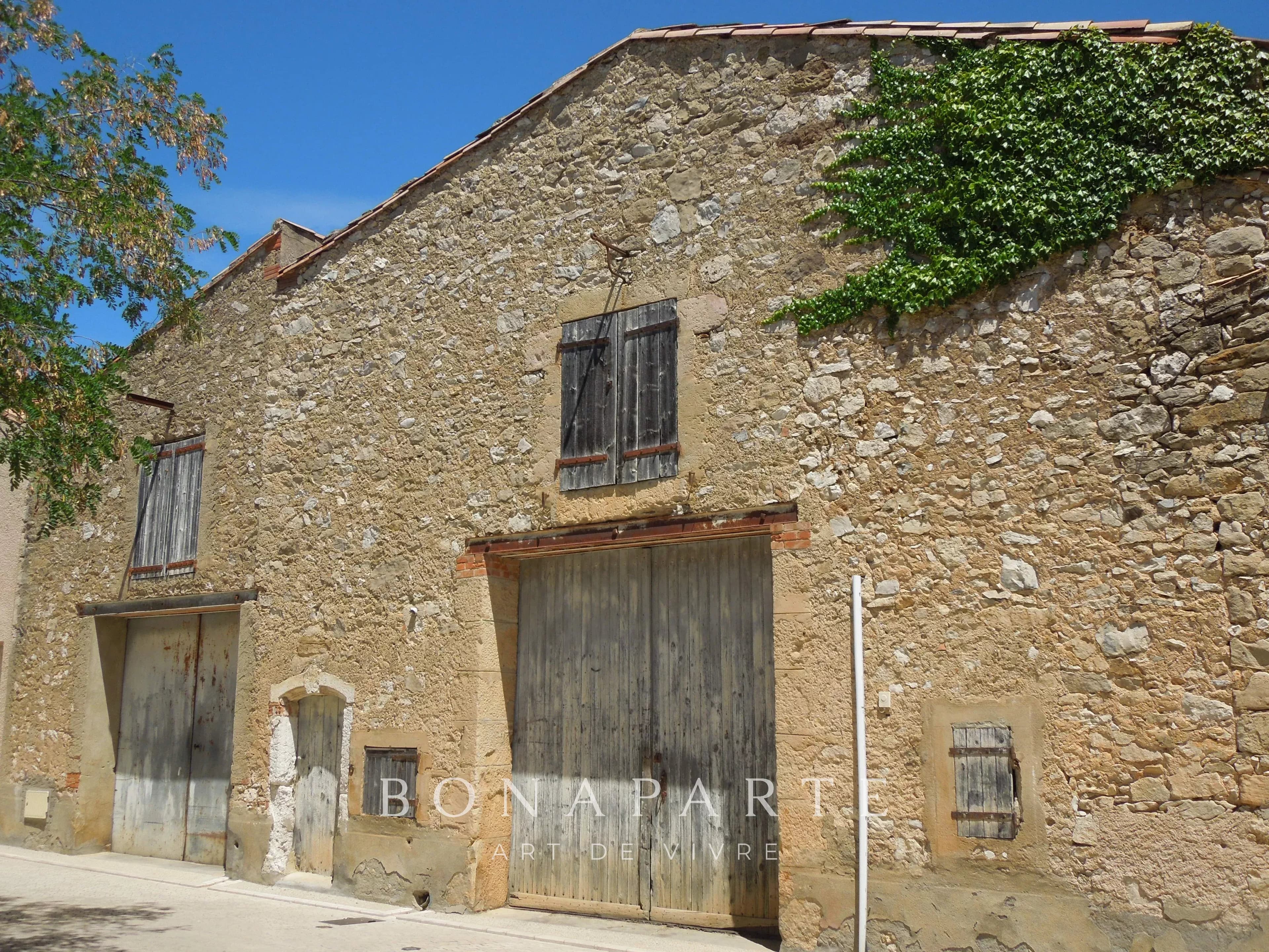 Ancienne cave vigneronne en pierre – 275 m² – toiture neuve – fort potentiel – proche Saint-Chinian