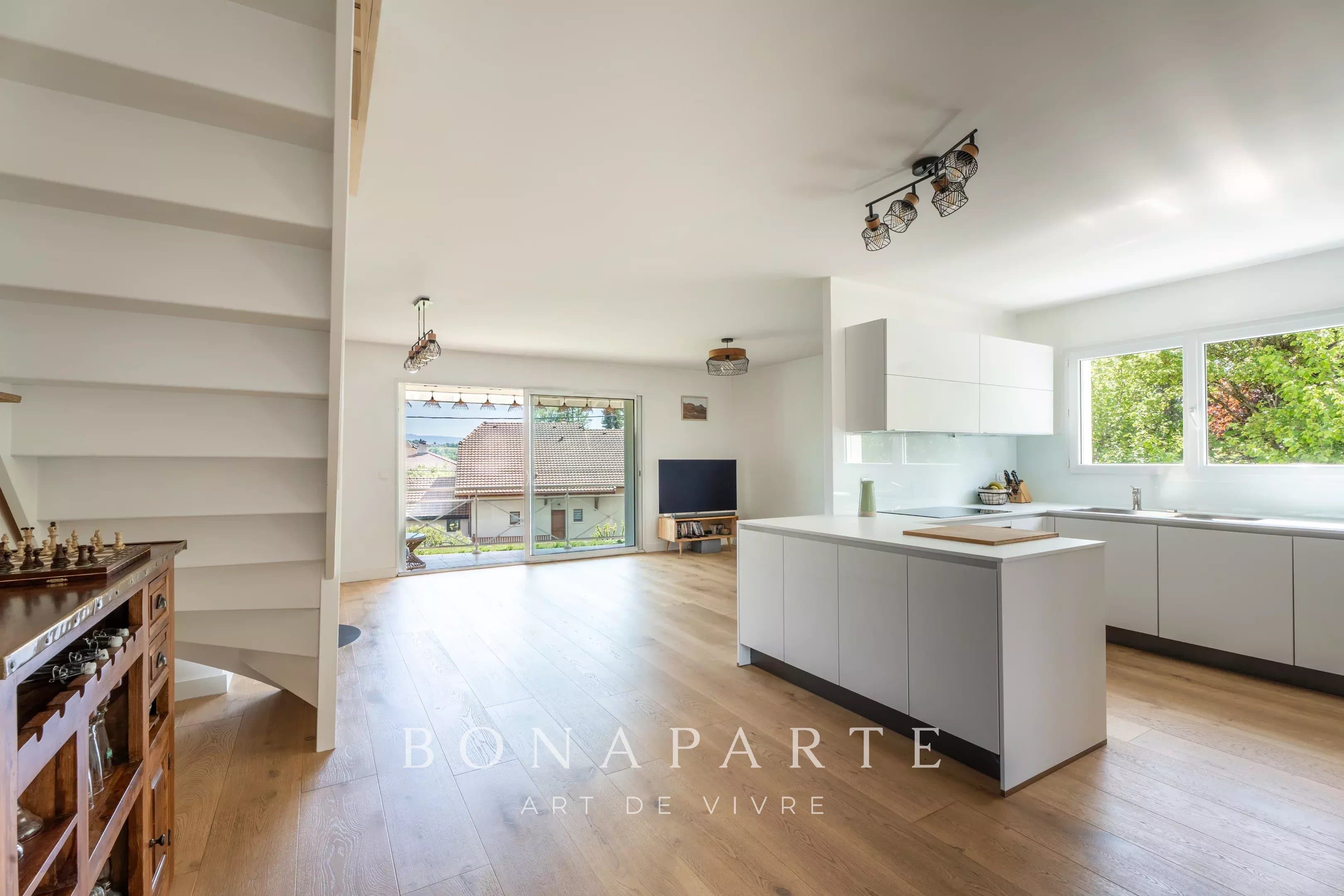 SAINT-GENIS-POUILLY - ATTIQUE 5 PIECES DE 165 m²