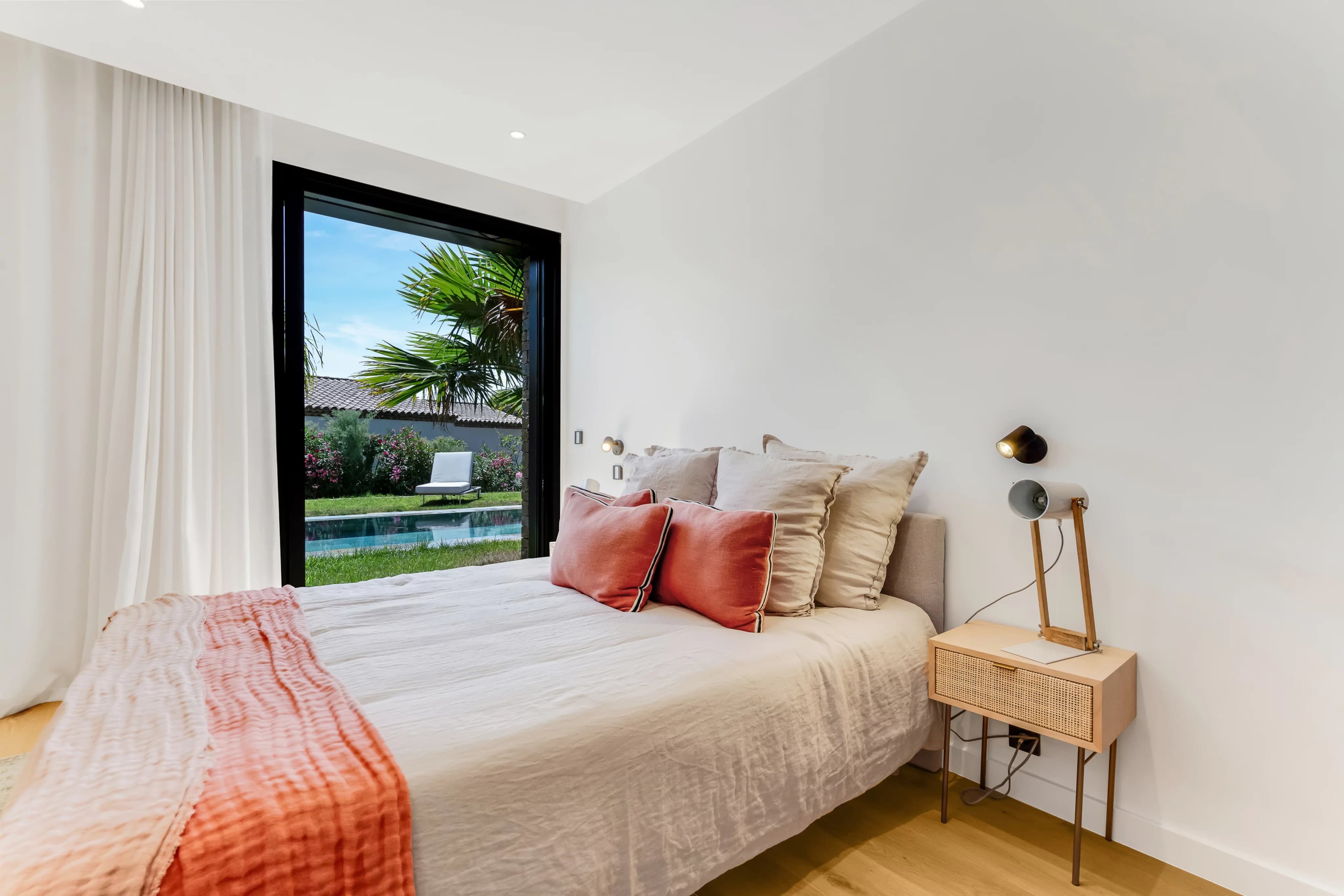 SAINTE-MAXIME - JOLIE VILLA CONTEMPORAINE DE 230m² - A PIEDS DE LA PLAGE DE LA NARTELLE - Photo 12