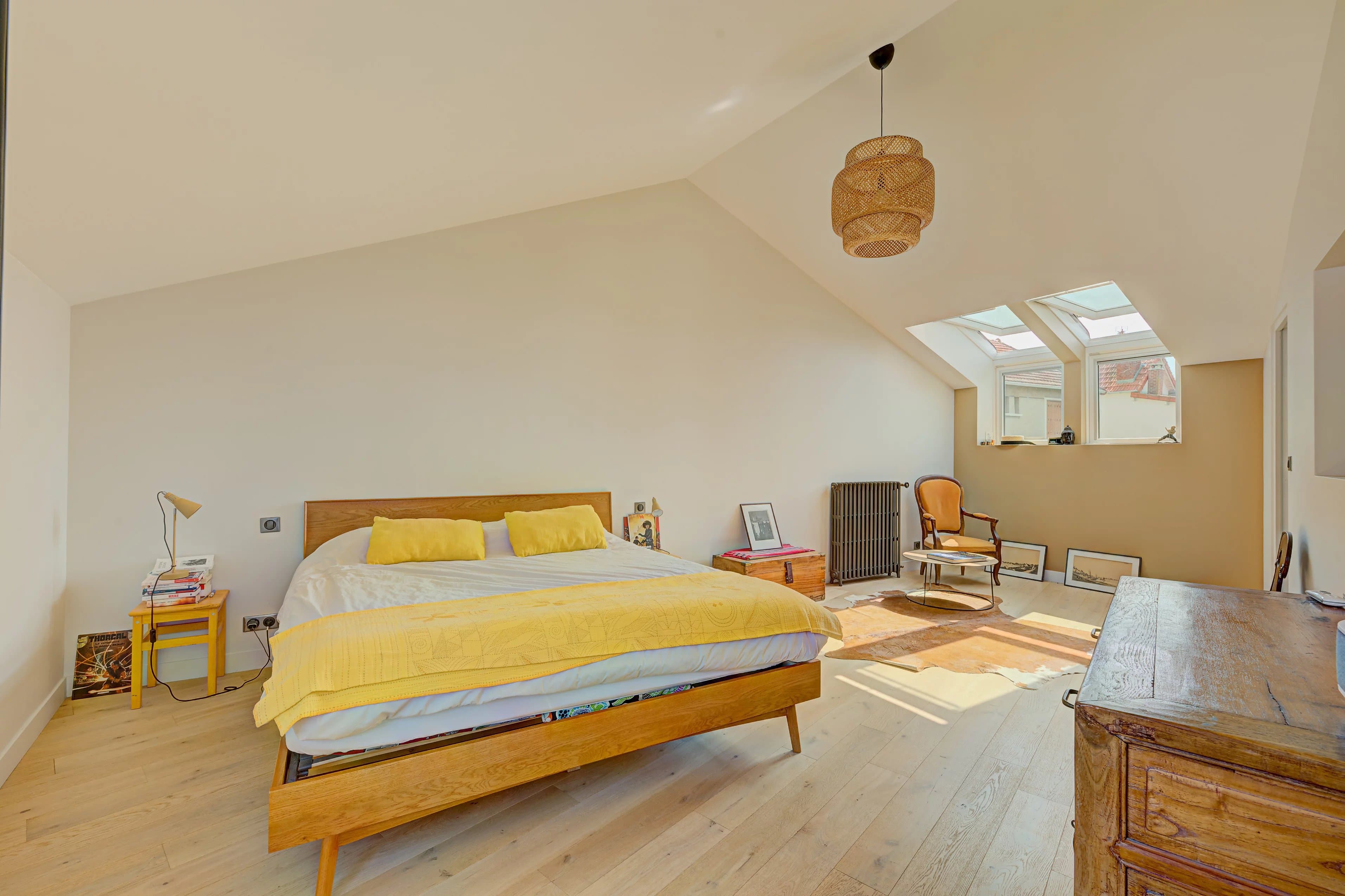 Suresnes – Élégante maison familiale de 210 m² avec jardin paysager et garage - Photo 13