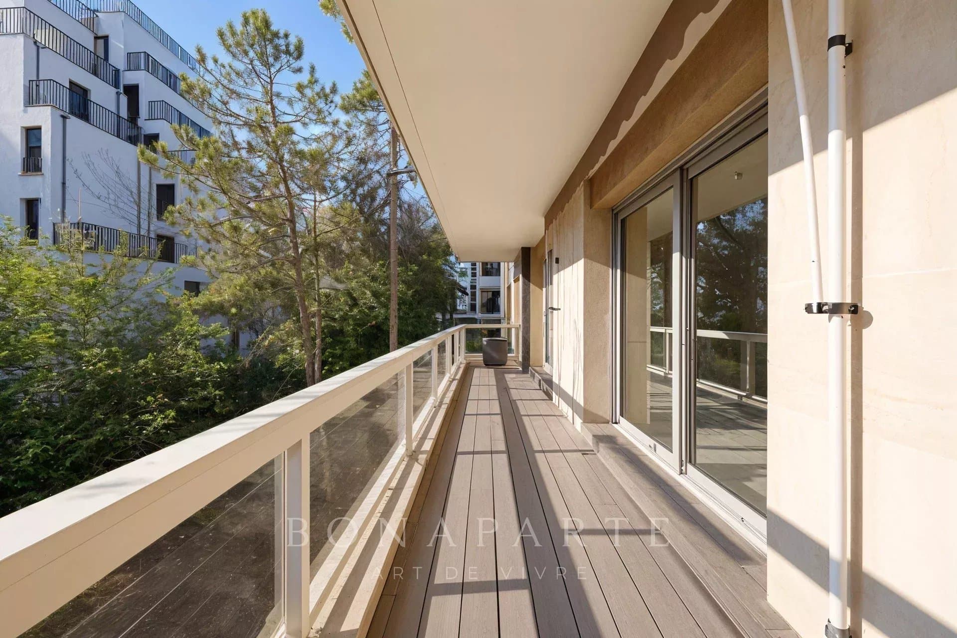 Île de la Jatte - 148 m² family apartment with balconies, parking and janitor