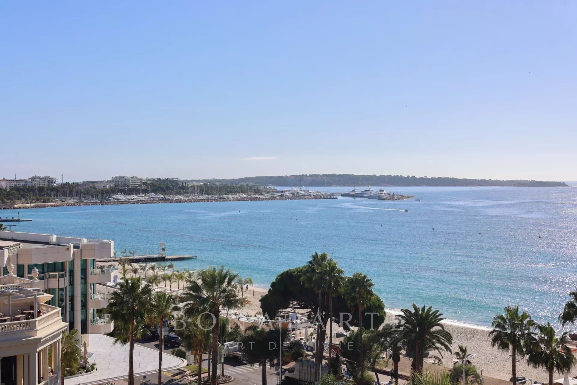 CANNES / CROISETTE - MAGNIFICENT 2-BEDROOM APARTMENT - PANORAMIC SEA VIEW