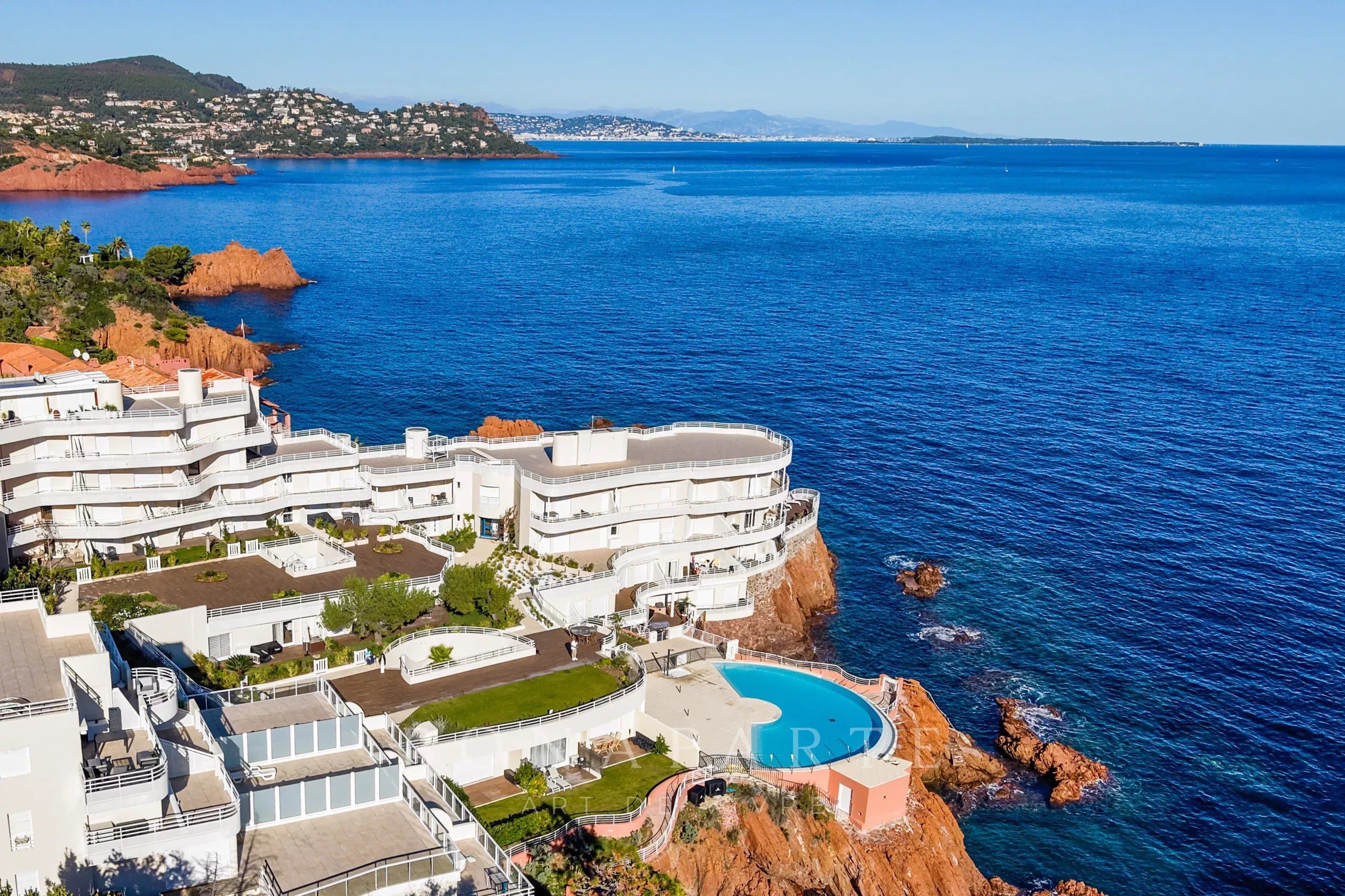 VUE MER PANORAMIQUE : Appartement T2 d’exception de 52 m² pieds dans l’eau