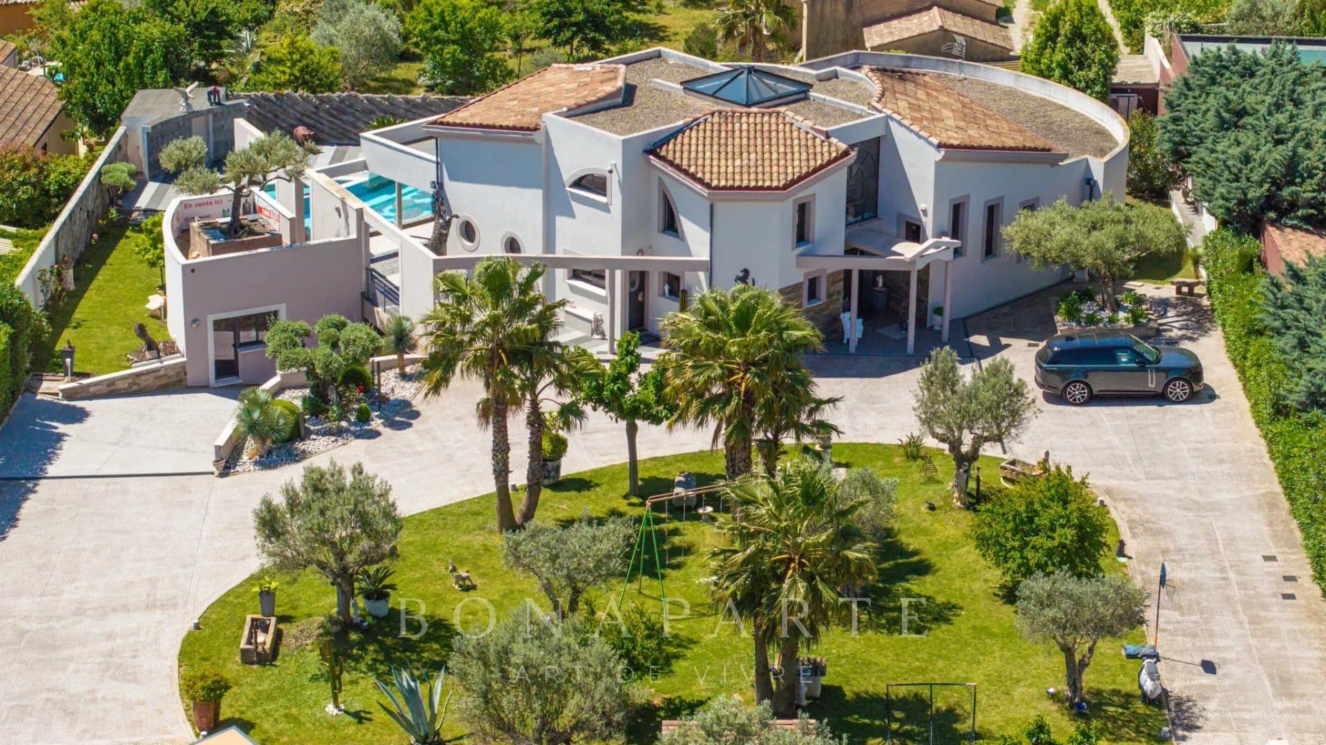 Maison contemporaine avec piscine et grand garage