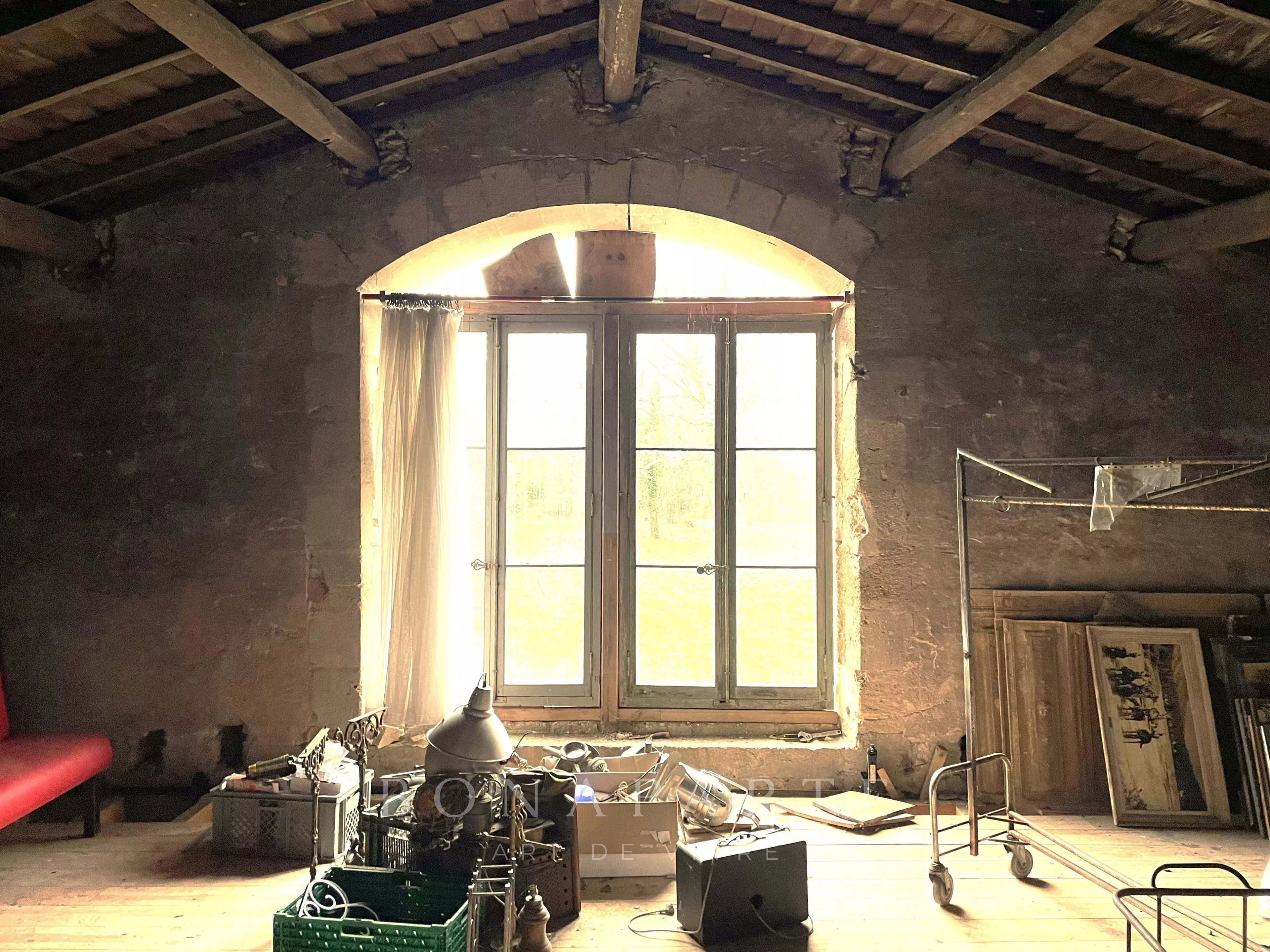 Beautiful 200 m2 old stone wine cellar, ideally situated in charming rural village of Vensac, only 10 minutes from the beaches