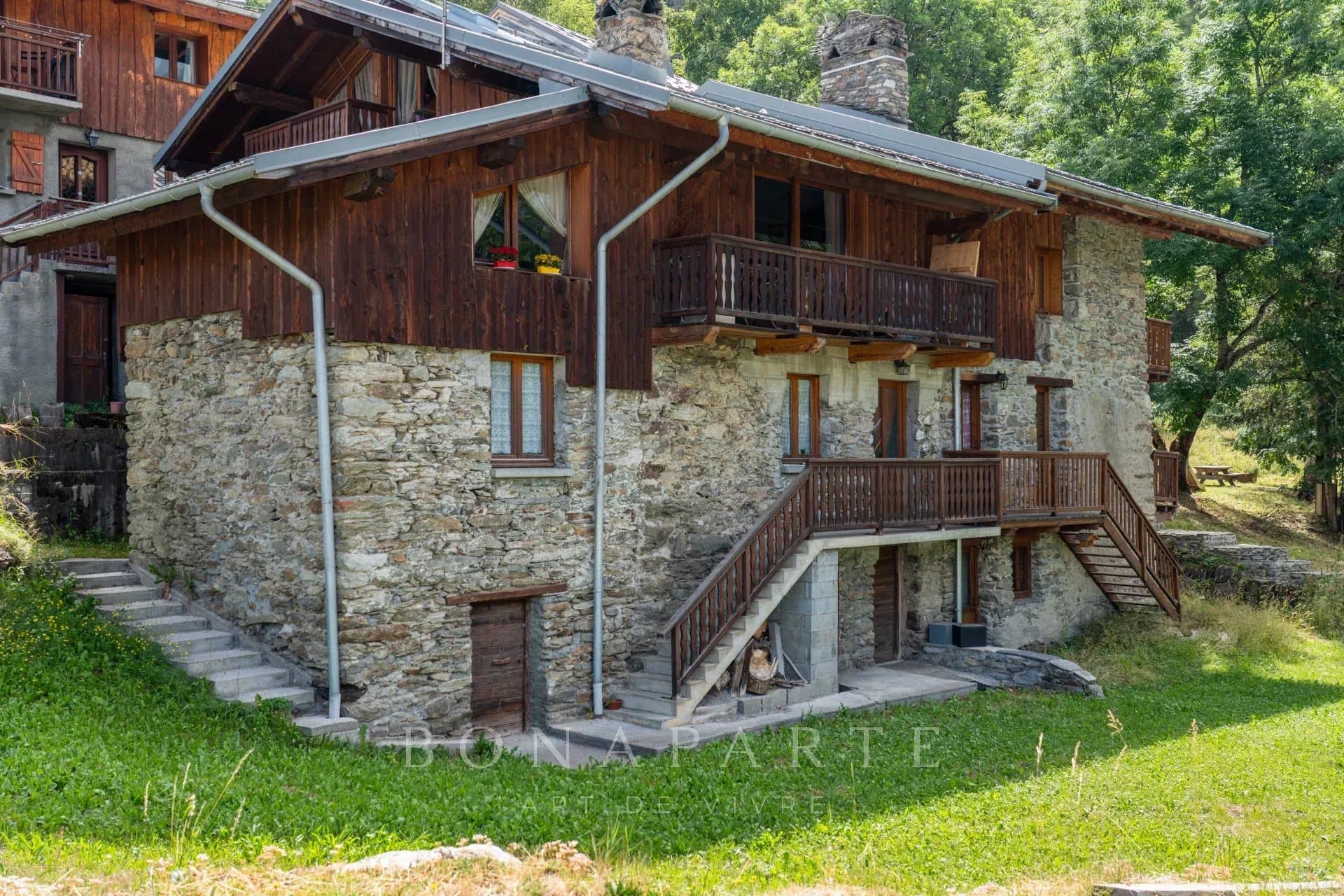 RARE À LA VENTE – Maison sur terrain constructible à 50 mètres du front de neige de Sainte-Foy-Tarentaise