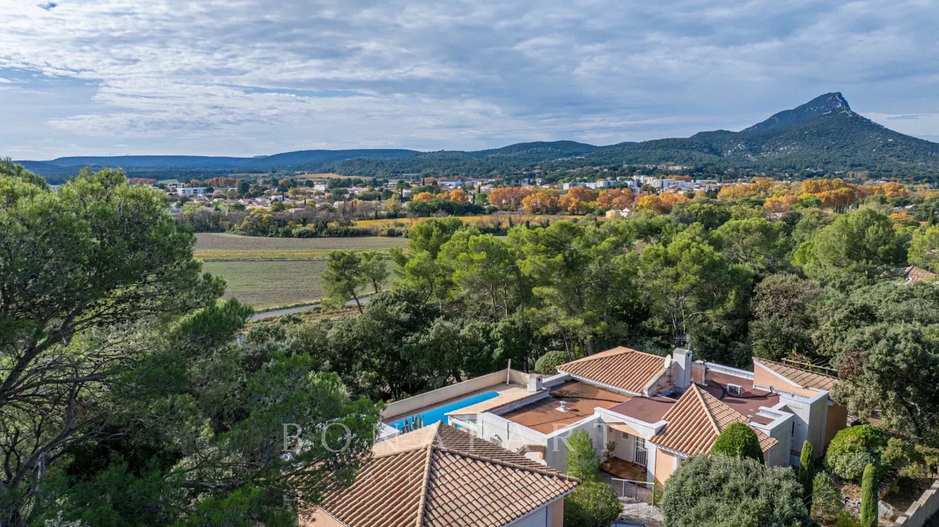 Elegant villa with outbuilding and swimming pool