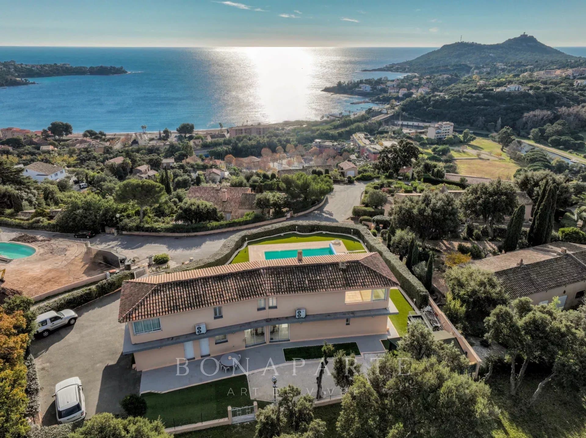Villa d’Exception avec Vue Panoramique sur la Baie d’Agay