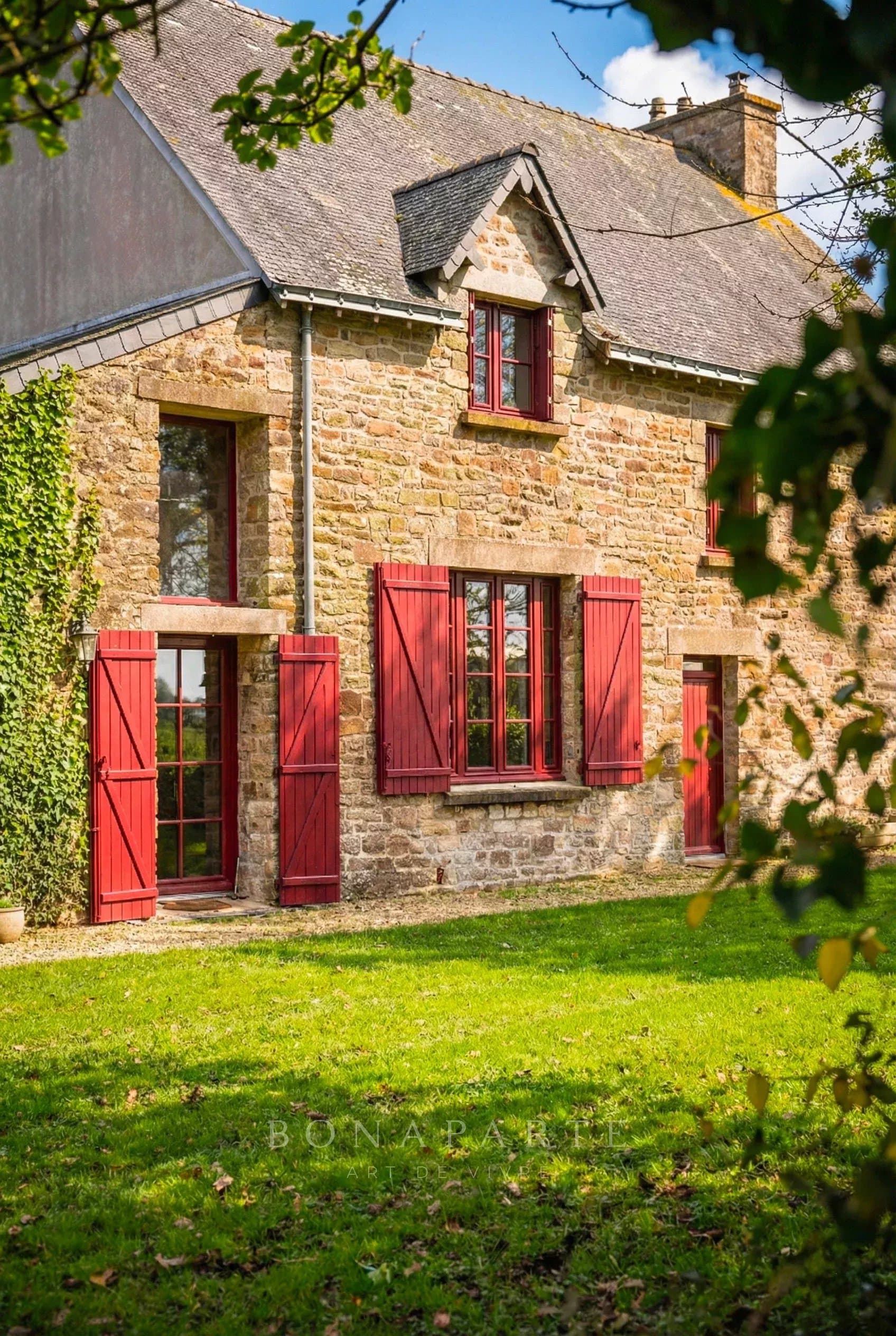 Old Breton stone farmhouse with outbuildings - Strong heritage potential, Auray area
