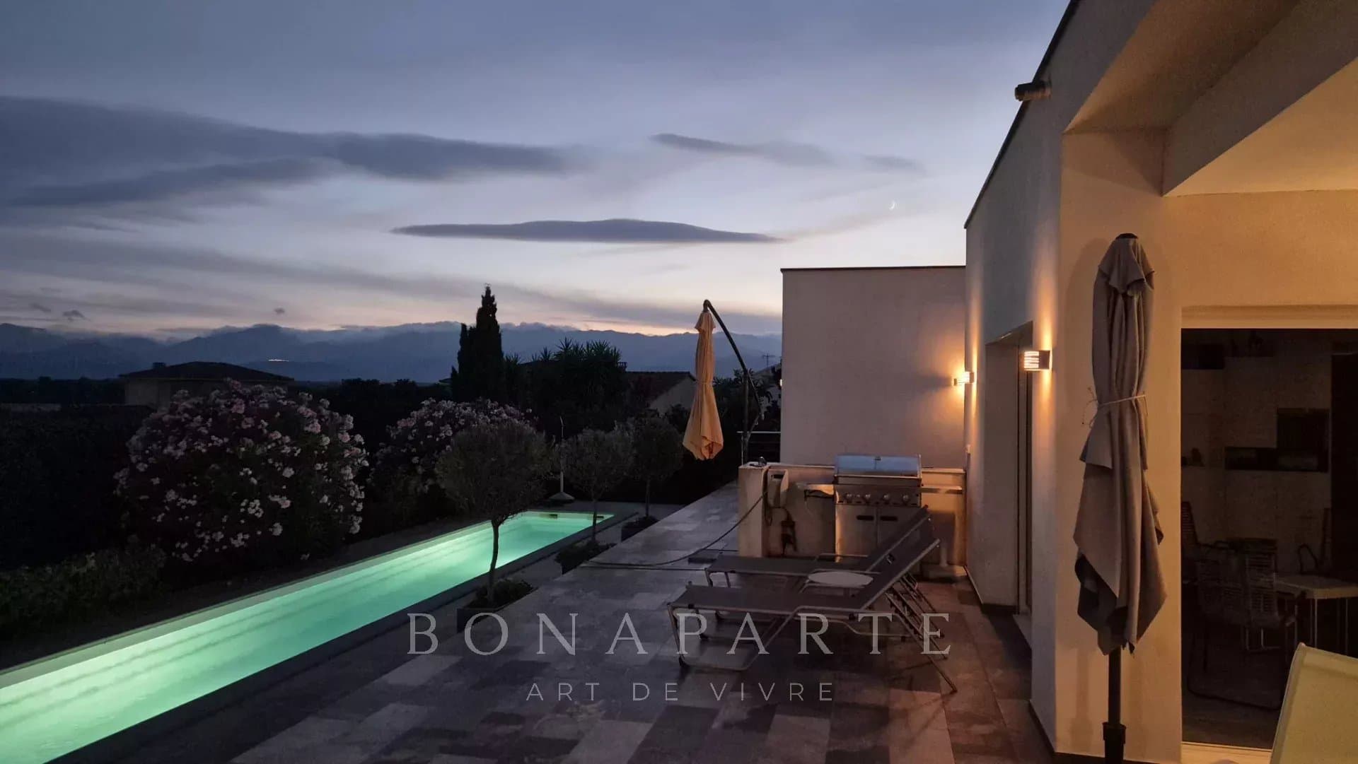 Villa d'architecte récente de style Californien proche du site historique d'Aléria.