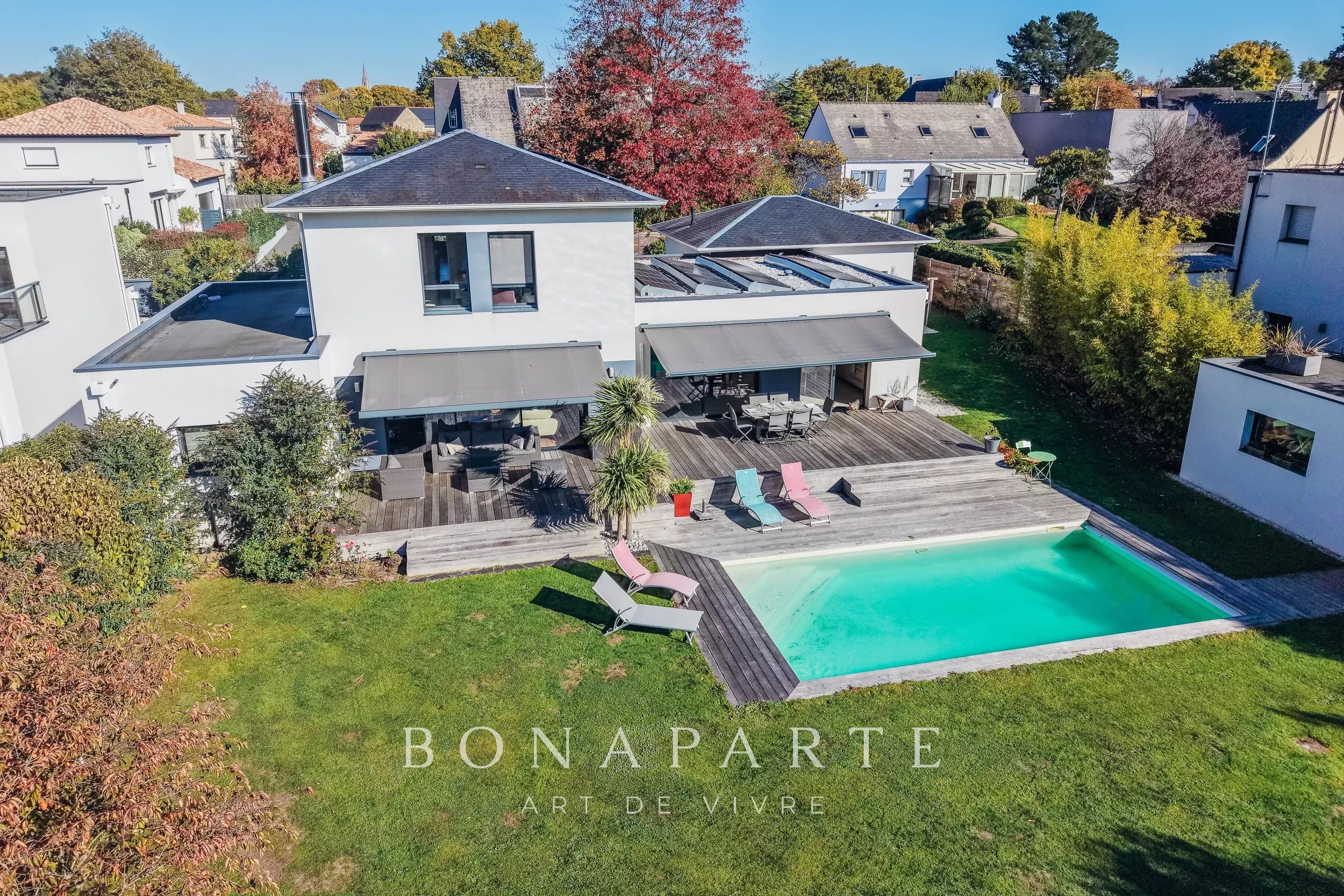 VILLA CONTEMPORAINE AVEC TERRASSE/ PISCINE/ 7 CHAMBRES/ JARDIN PAYSAGE 2200M²