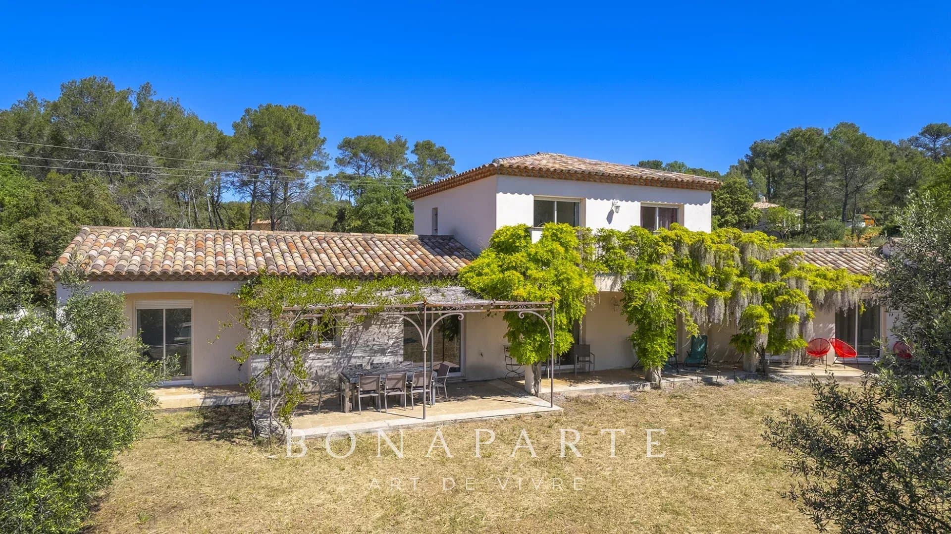 Villa de maçon, traditionnelle, de 230m² habitables, sur un terrain de 4297m² + piscine