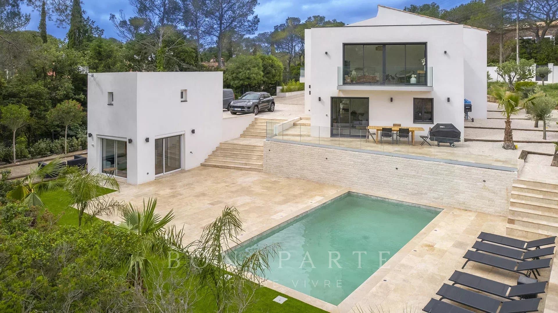 Villa contemporaine de 238m² avec studio, T2 indépendant, garage et piscine