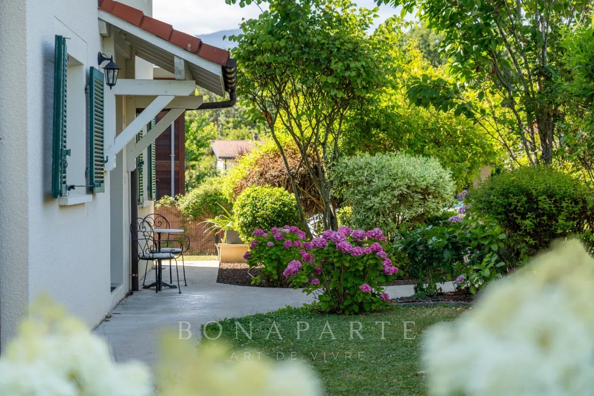 Contemporary house with swimming pool - Prévessin-Moëns