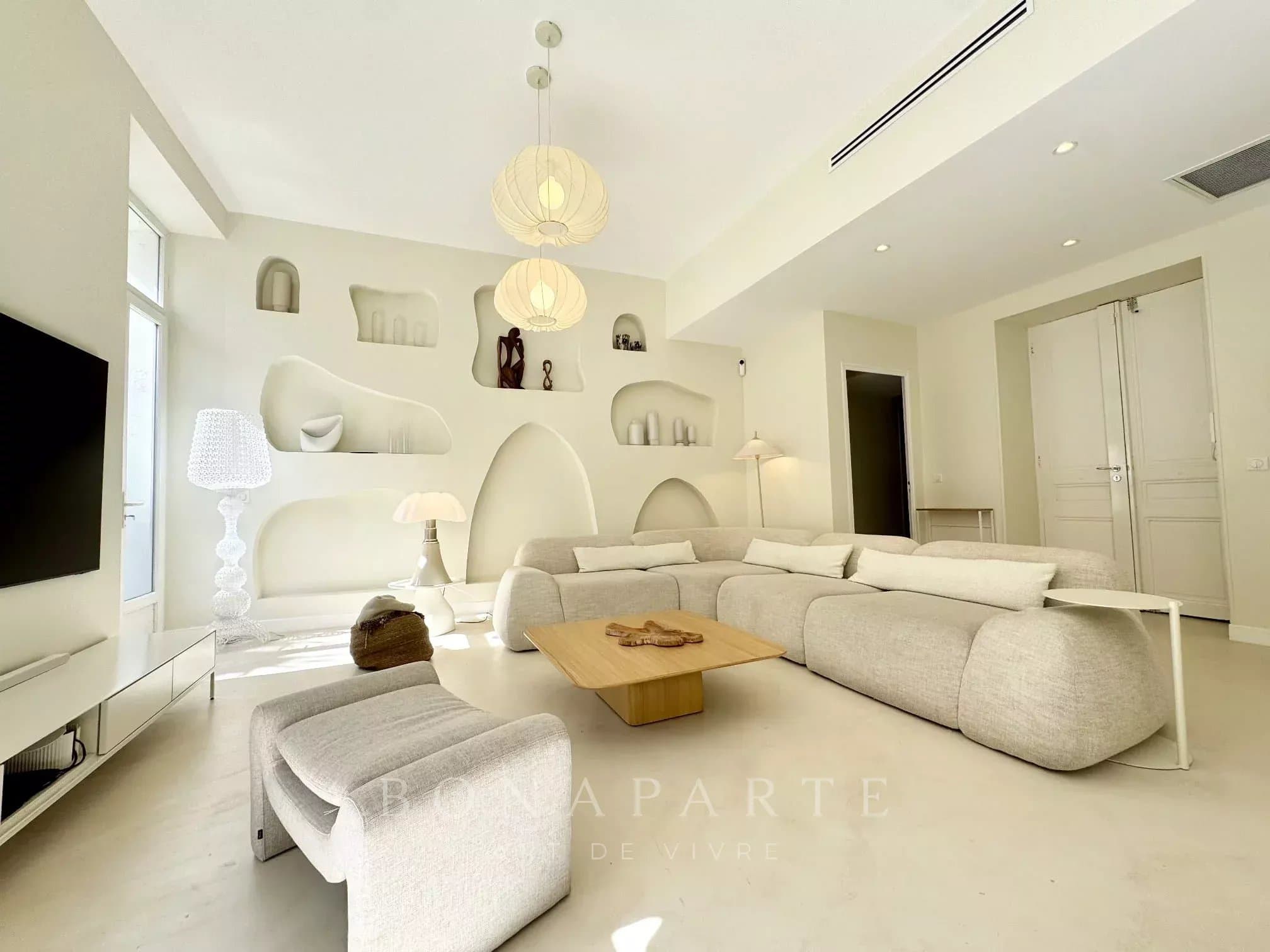 Luxury Apartment in Cannes: 3-Bedroom Oasis