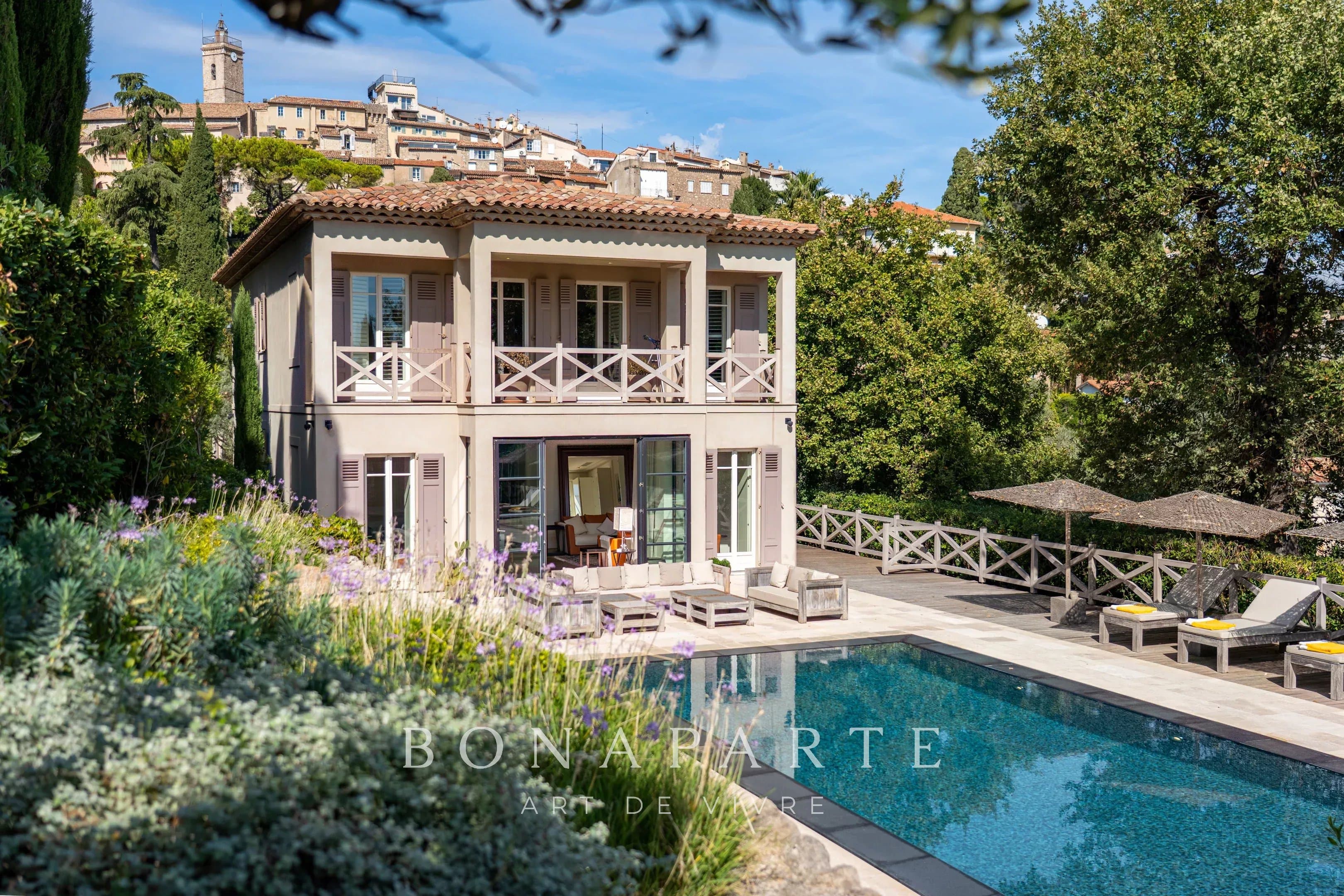 Mougins Village historique propriété de charme aux prestations ultra haut de gamme 8 chambres