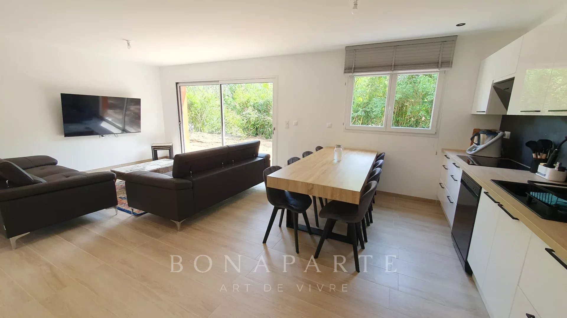 Maison neuve de plain-pied avec jardin et garage