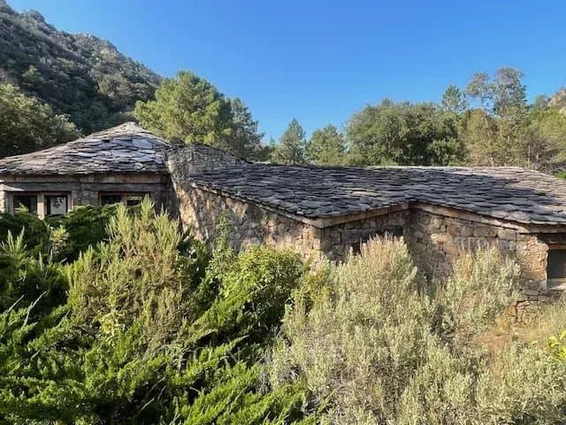 Propriété rustique à rénover dans l'un des sites les plus réputés de Corse...
