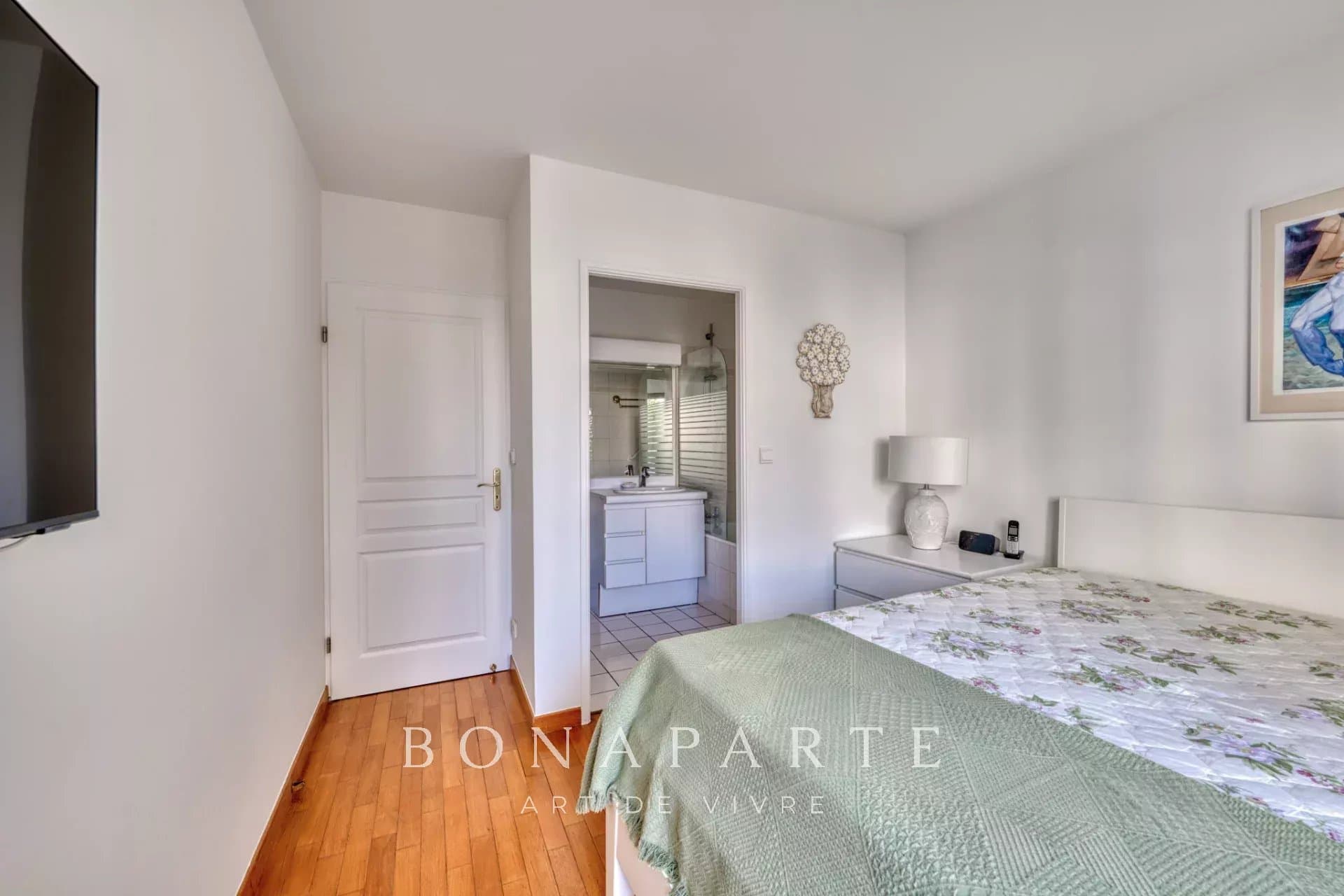 Appartement traversant de trois pièces avec balcons