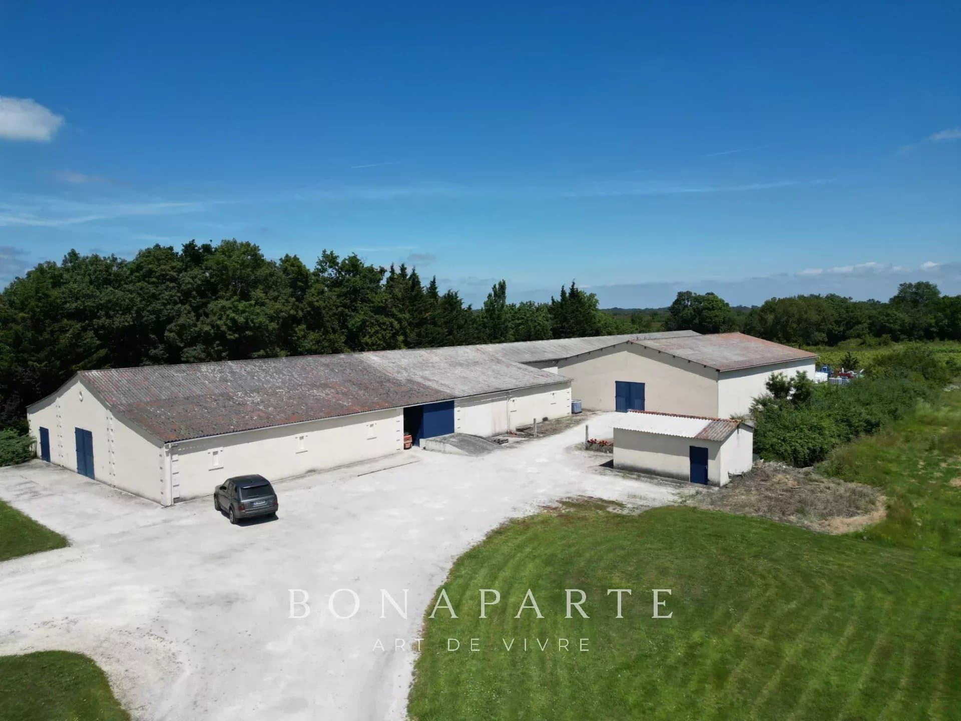 1700 m2 buildings set in 5900 m2 grounds, in beautiful countryside, only 12 minutes from the ocean beaches