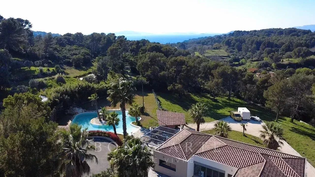 Le Pradet - Maison contemporaine – 460 m² habitables – Parc arboré d’un hectare – À 10 minutes à pied de la pl