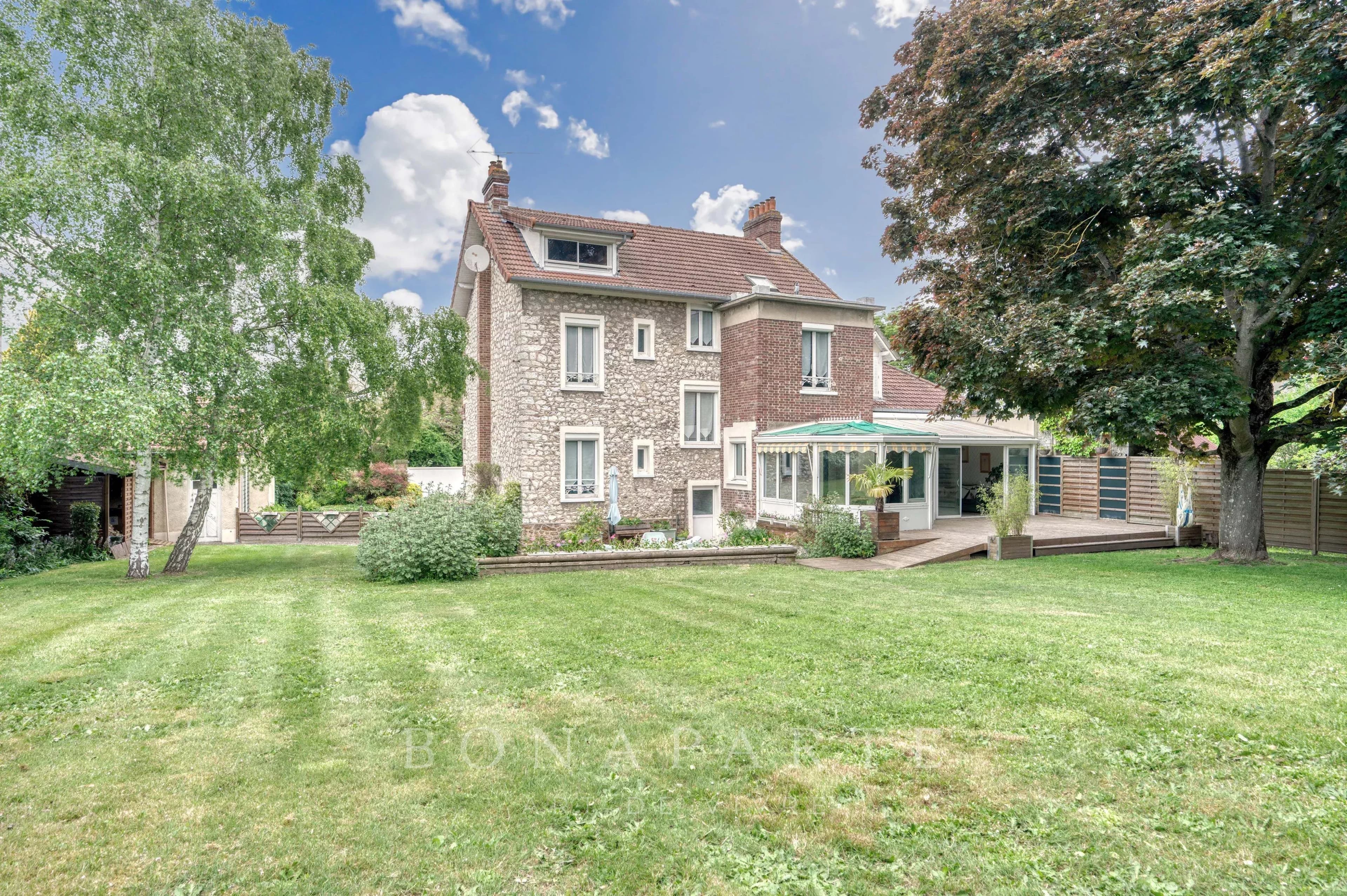 Maison de maître de 264m2, 5 chambres, terrain de 1440m2 piscinable