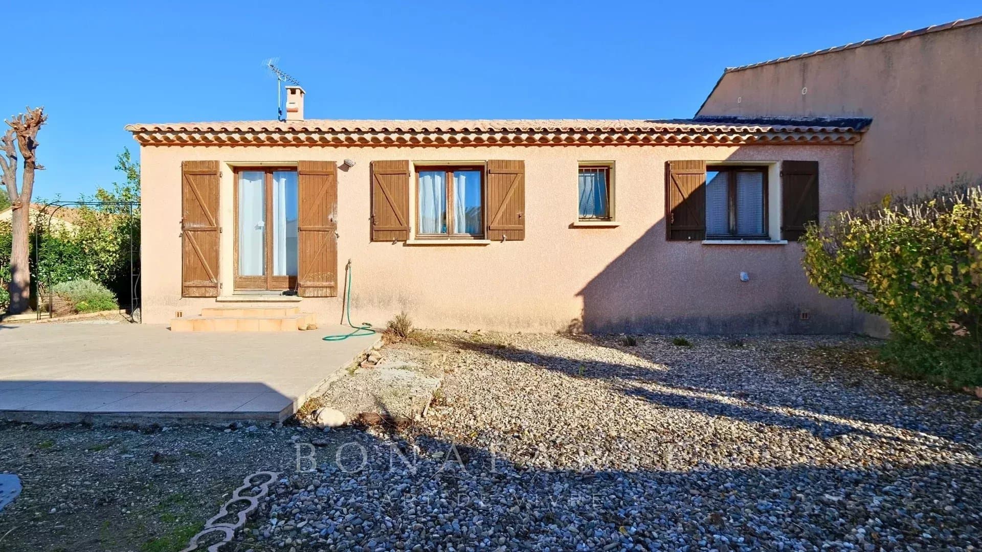 Single-storey house with tenant