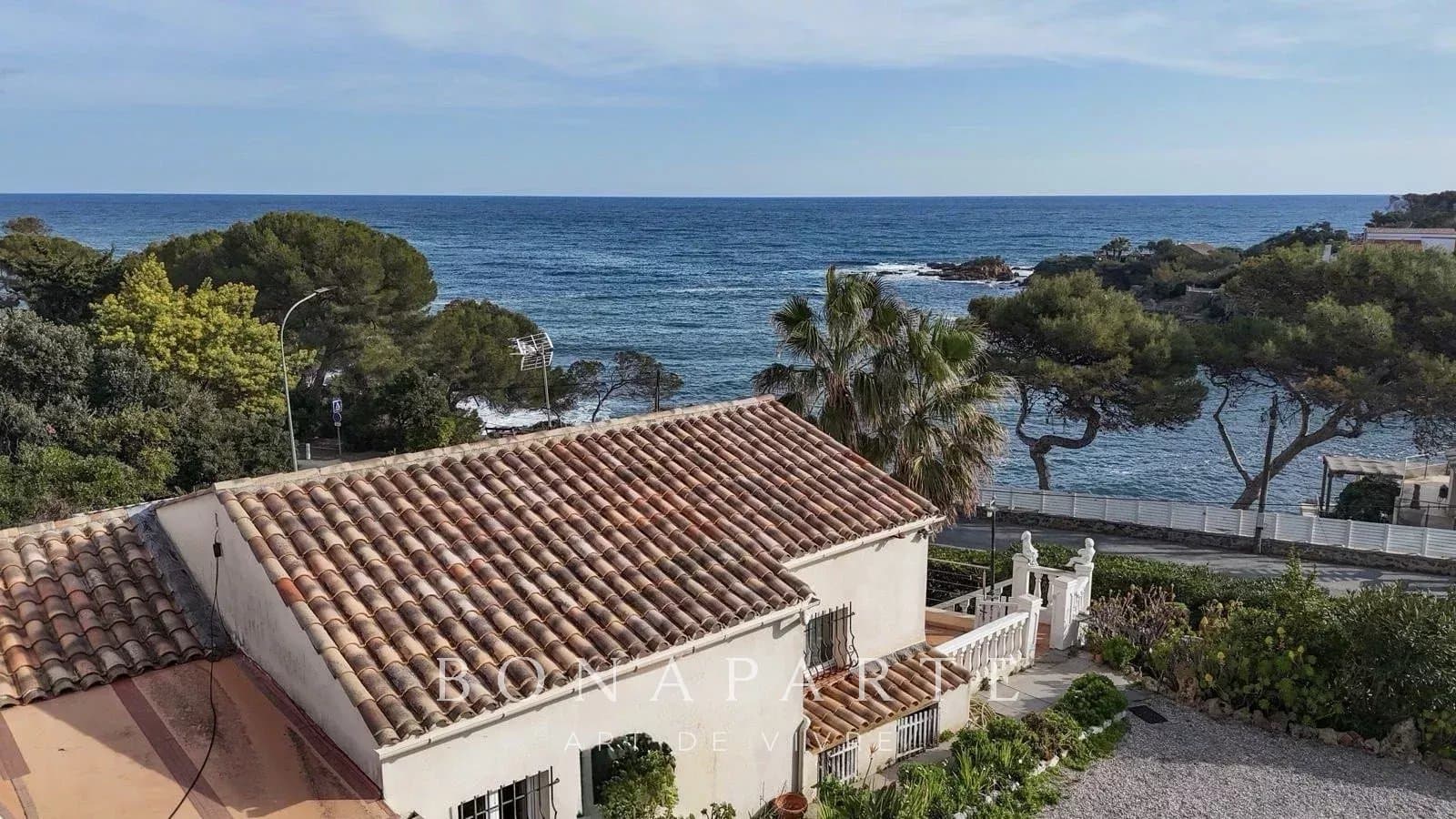 ROQUEBRUNE-SUR-ARGENS - VILLA WITH PANORAMIC SEA VIEW - 10 METERS FROM THE BEACH