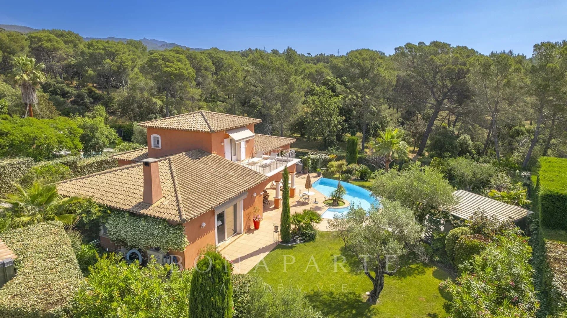 Située dans un secteur demandé, belle villa néoprovençale aux prestations soignées