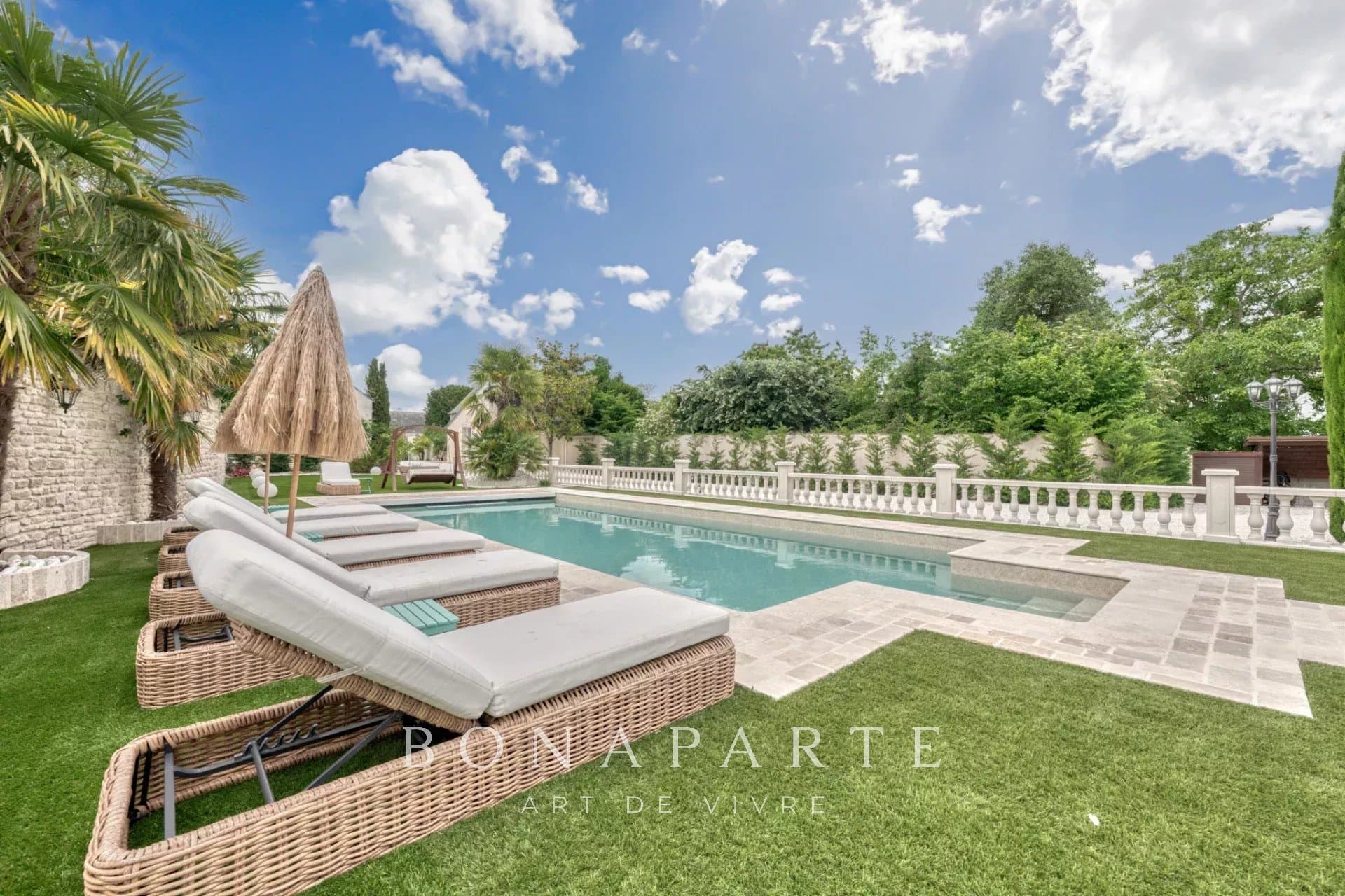 Renovated 280m2 family home with swimming pool