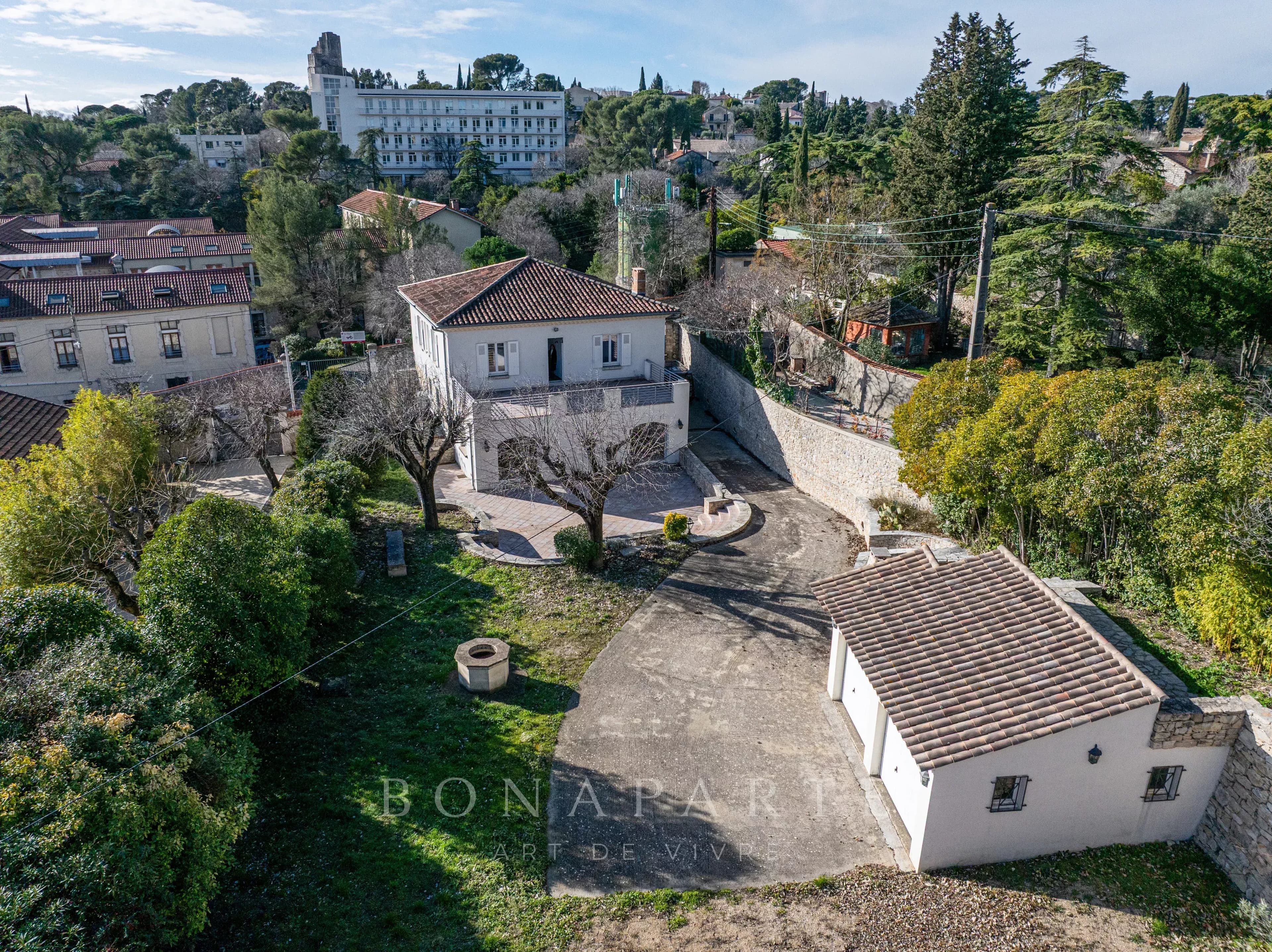 RUE MENARD, NIMES - 240M² HOUSE - EMBLEMATIC ADDRESS