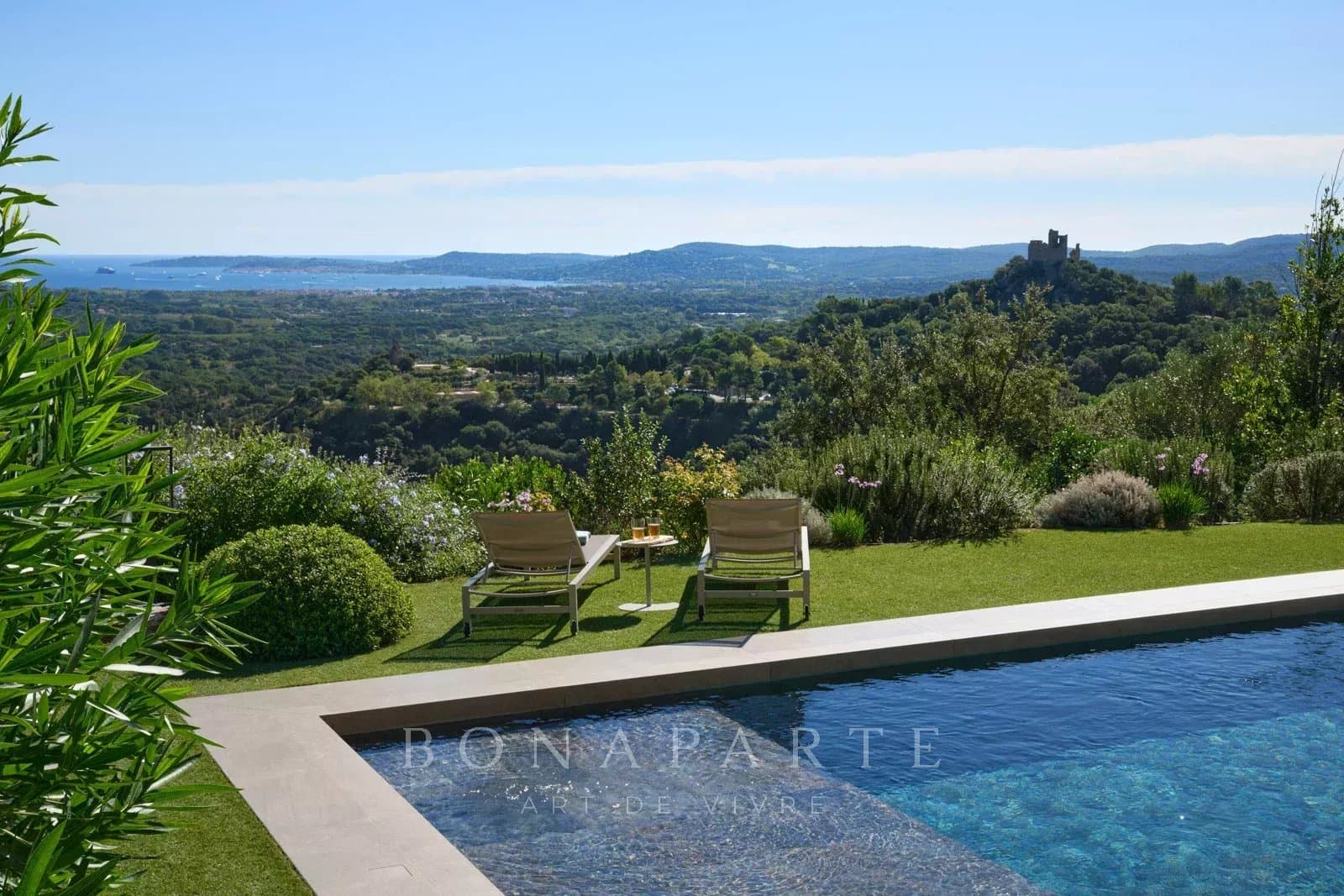 GRIMAUD - VILLA CONTEMPORAINE - VUE MER ET CHATEAU