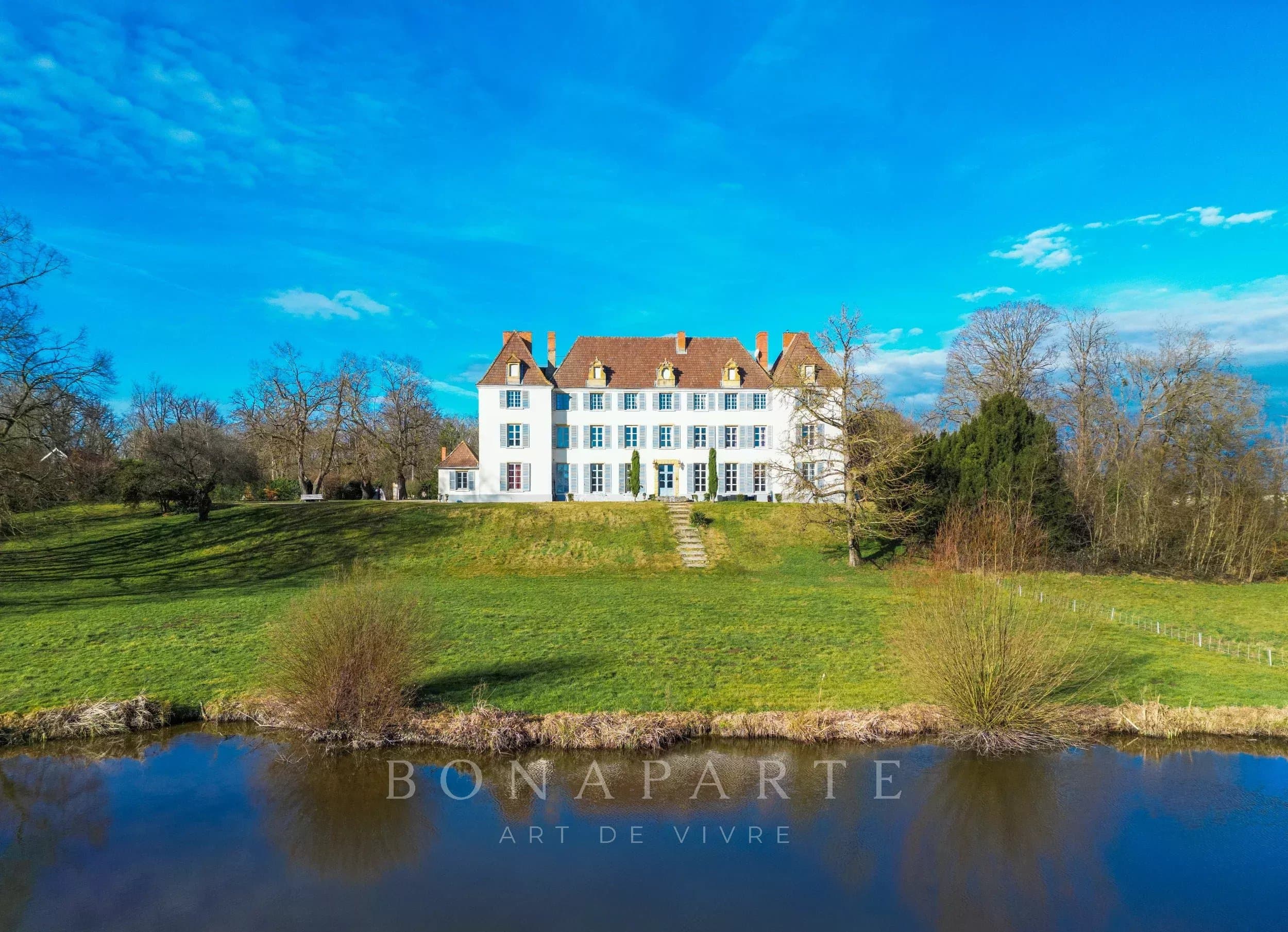 Superbe château du XVIe siècle avec salles de réception et gîtes