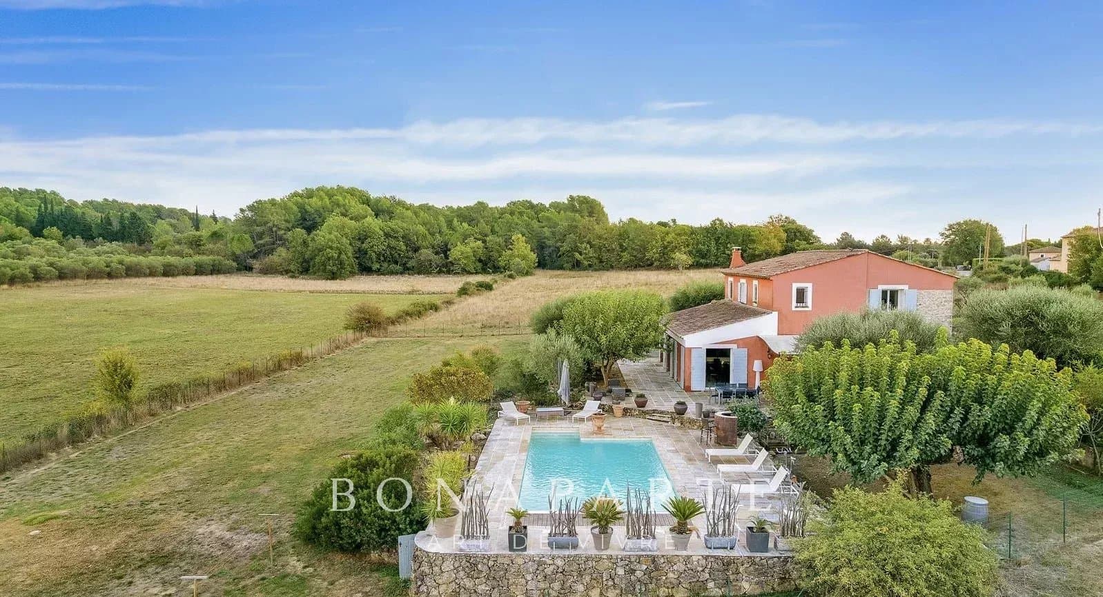 BAGNOLS-EN-FORÊT - MAISON CONTEMPORAINE - PISCINE ET GRAND JARDIN