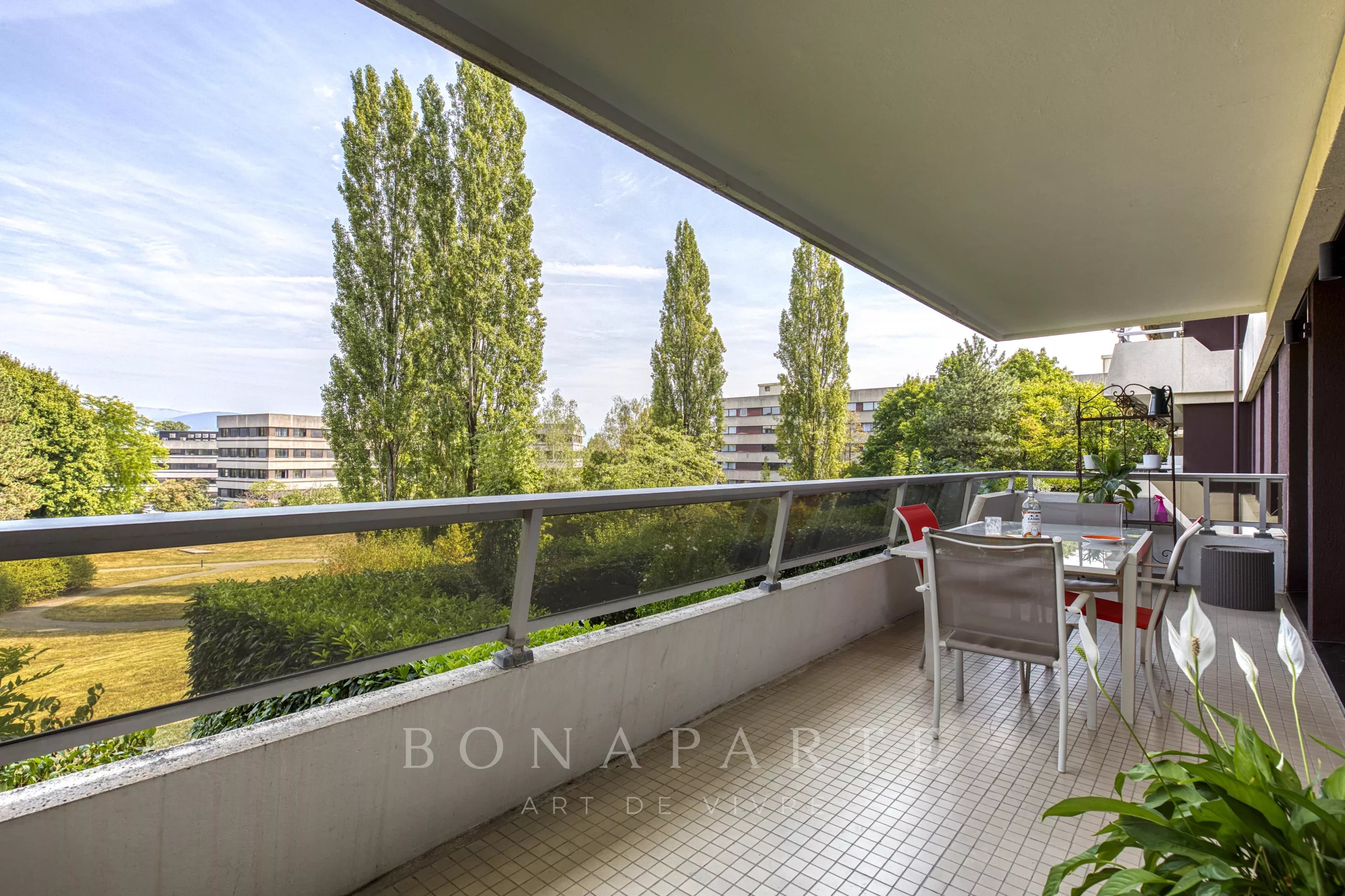 Ferney-Voltaire, 120 m² four-bedroom apartment with beautiful upstairs terrace and small garden