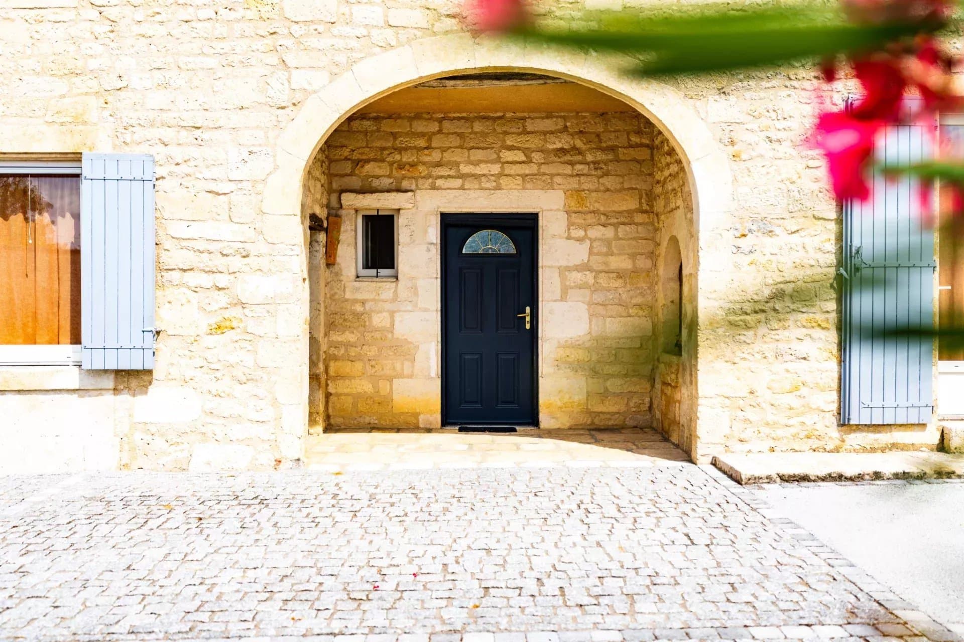 Authentique grange transformée en demeure chaleureuse, au centre du village