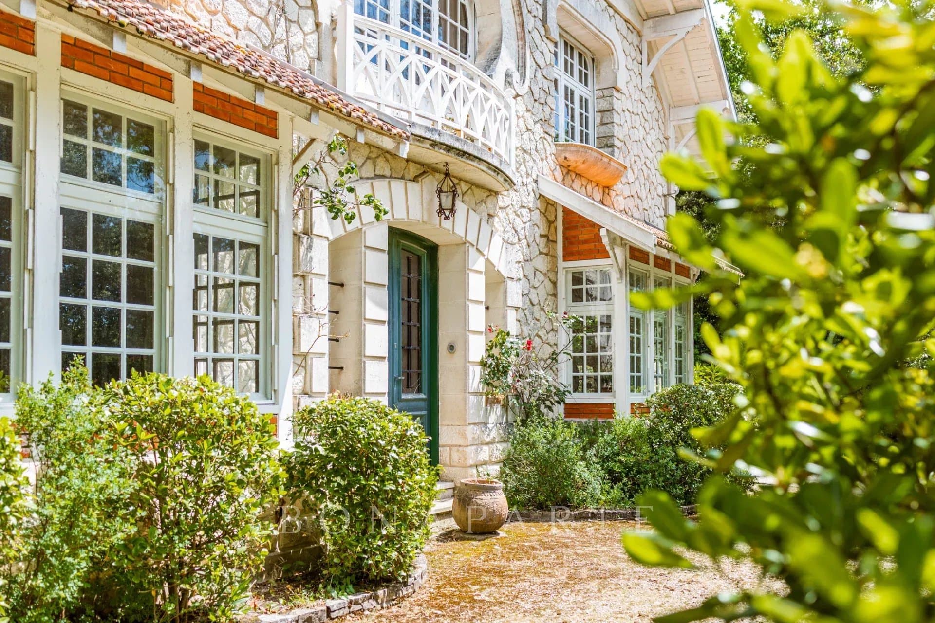 Eclatante et chaleureuse villa Belle Epoque sous les pins