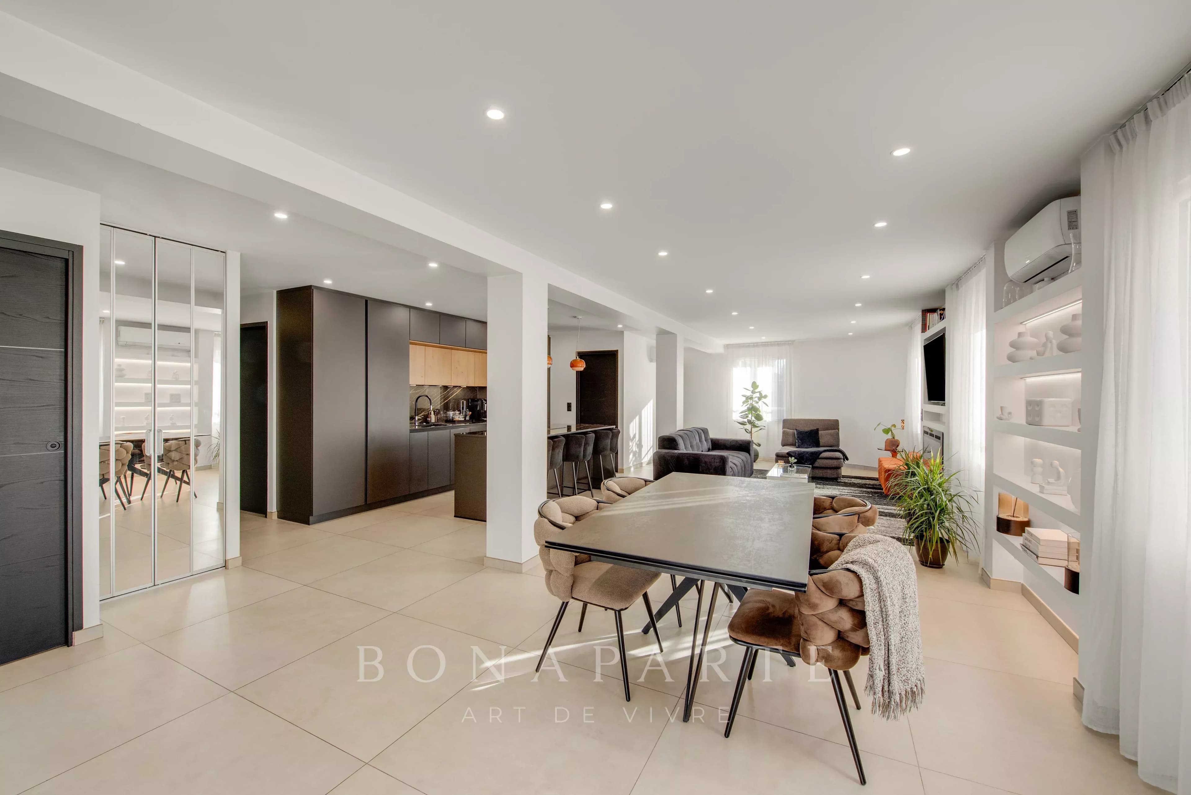 Appartement d’exception T3 125m² rénové avec vaste terrasse en plein cœur de Saint-Raphaël