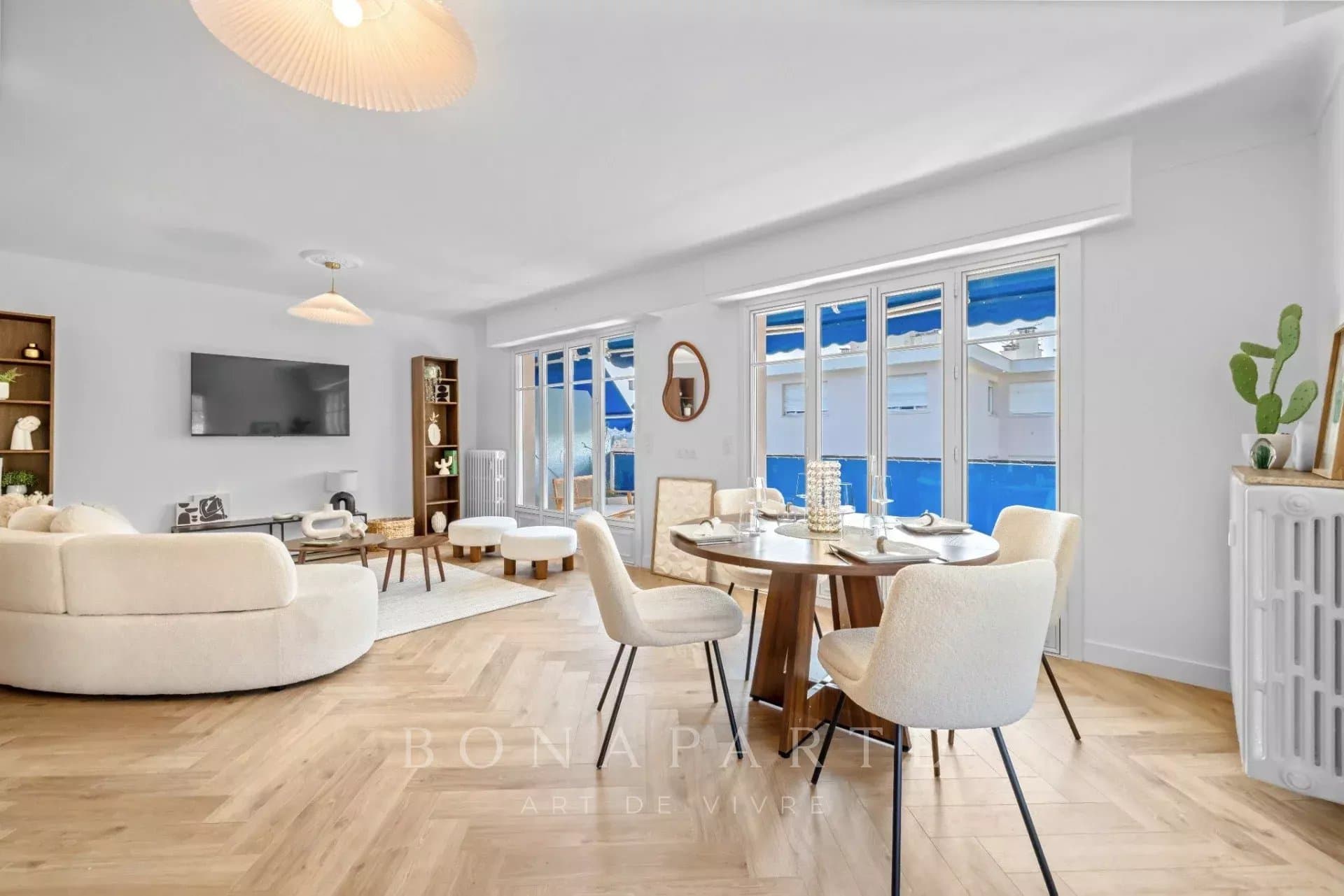 Le Cannet mairie 3 pièces en dernier étage a été entièrement rénové avec des prestations de qualité.