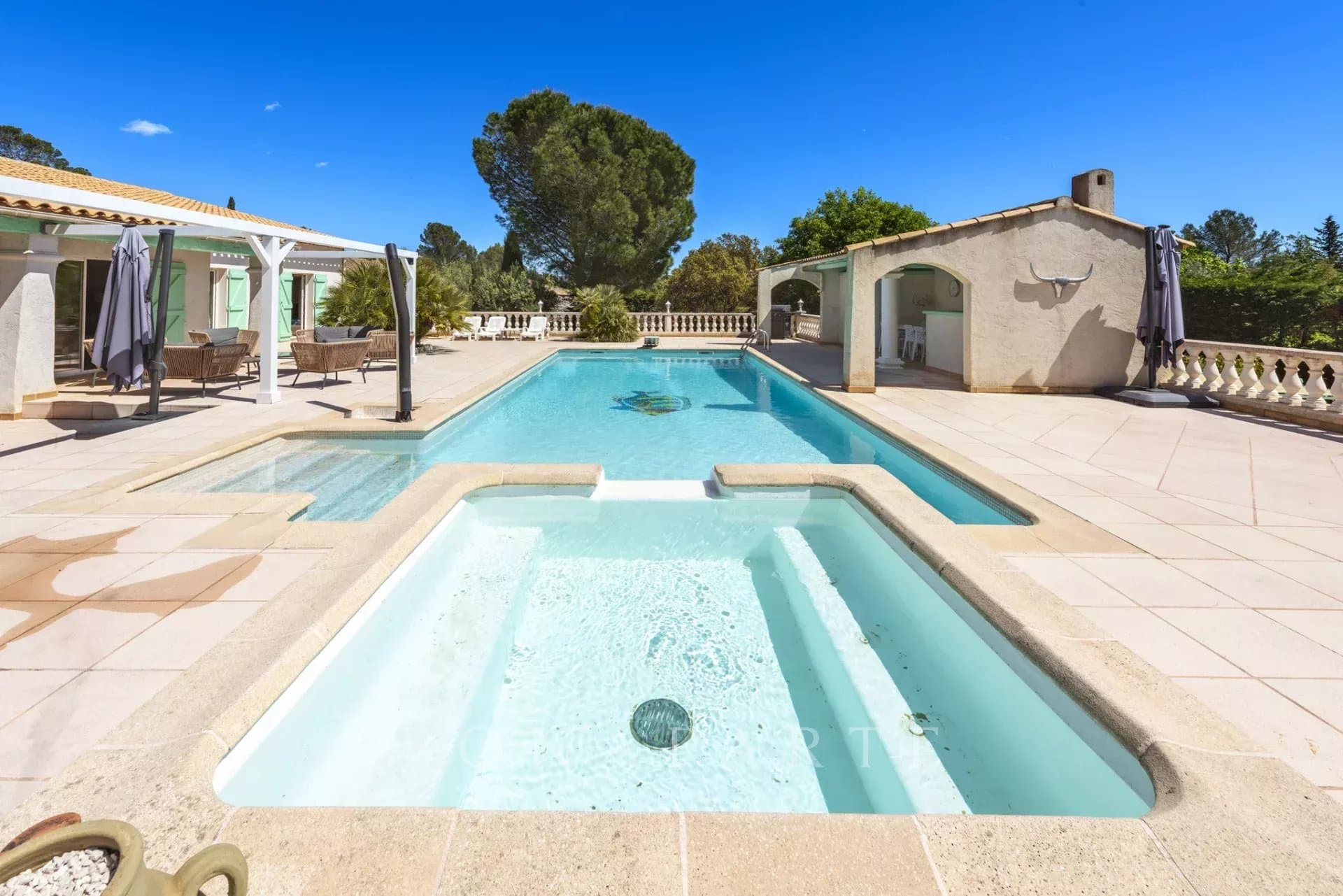 Superbe propriété de 257m² environ, située à Roquebrune sur Argens