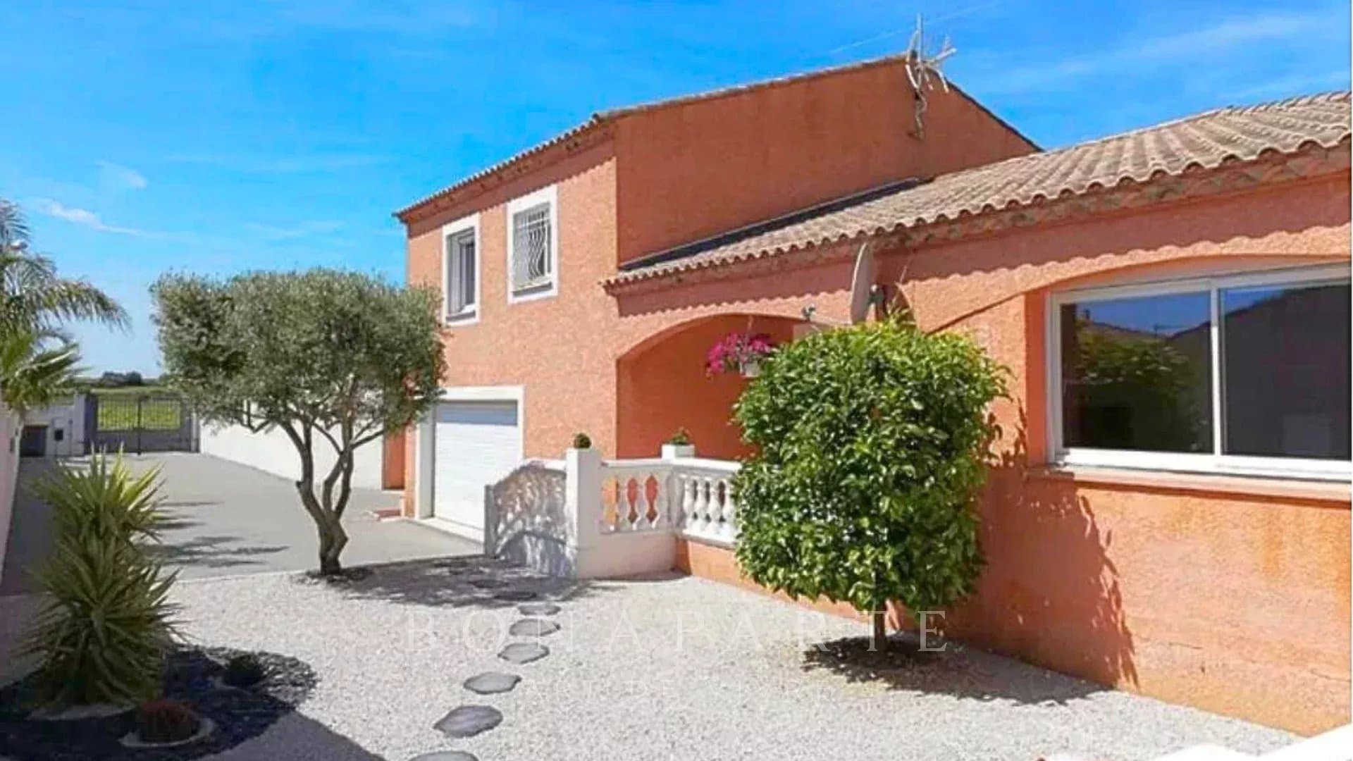 Sauvian - 4-sided family house with swimming pool, not overlooked