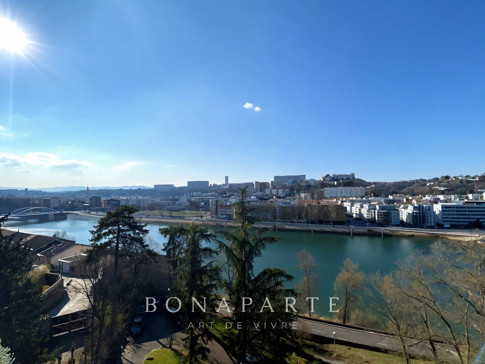 LYON 4 / QUAI JOSEPH GILLET - APPARTEMENT DERNIER ETAGE / 2 CHAMBRES - VUE IMPRENABLE