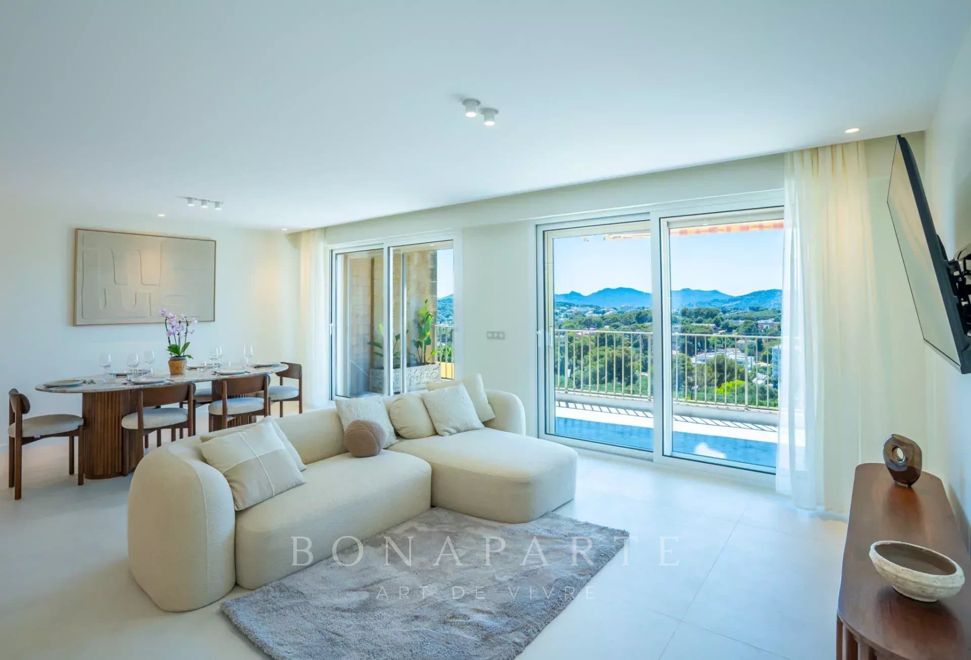 Superbe appartement traversant entièrement rénové 3 chambres vue panoramique avec terrasse 57 m2