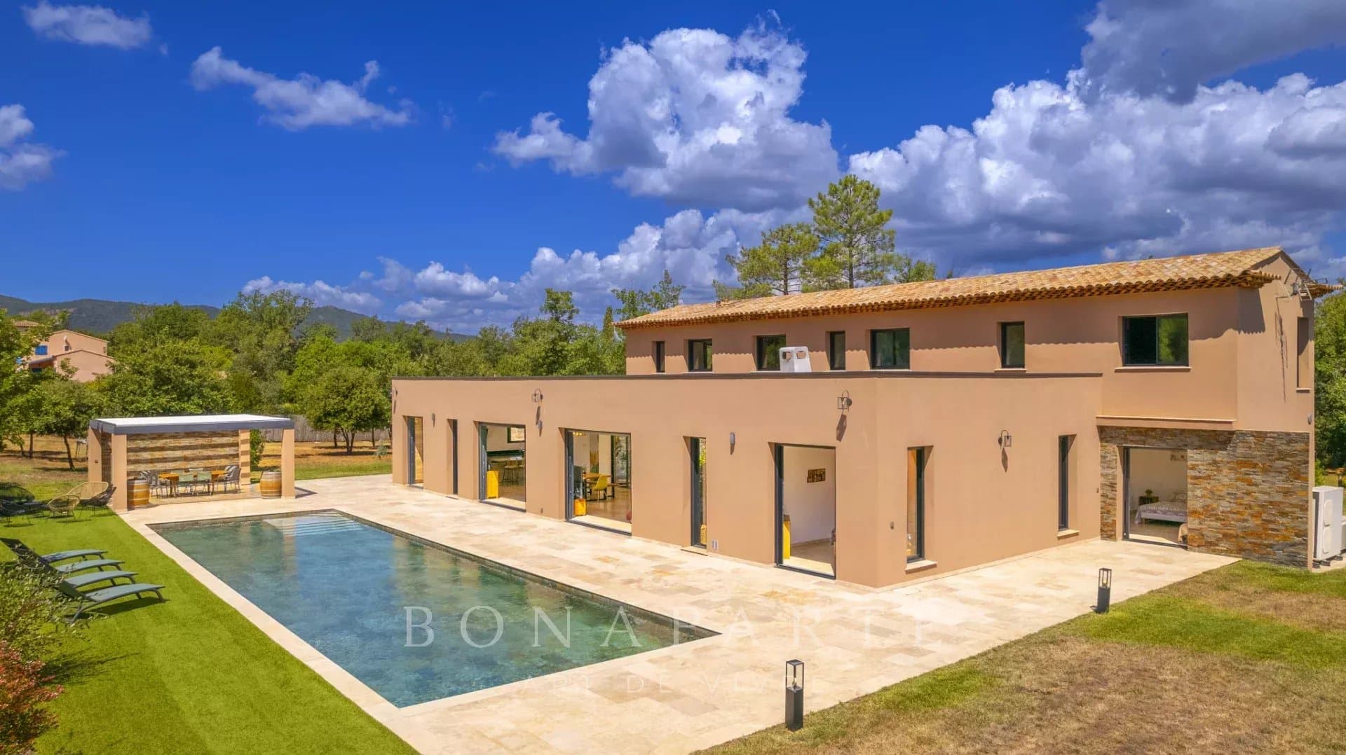BAGNOLS-EN-FORÊT - ELEGANT CONTEMPORARY VILLA - SWIMMING POOL