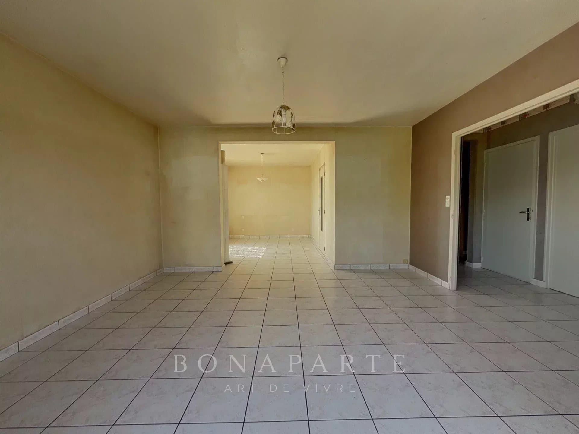 Maison nantaise des années 70 à fort potentiel – Quartier calme et recherché