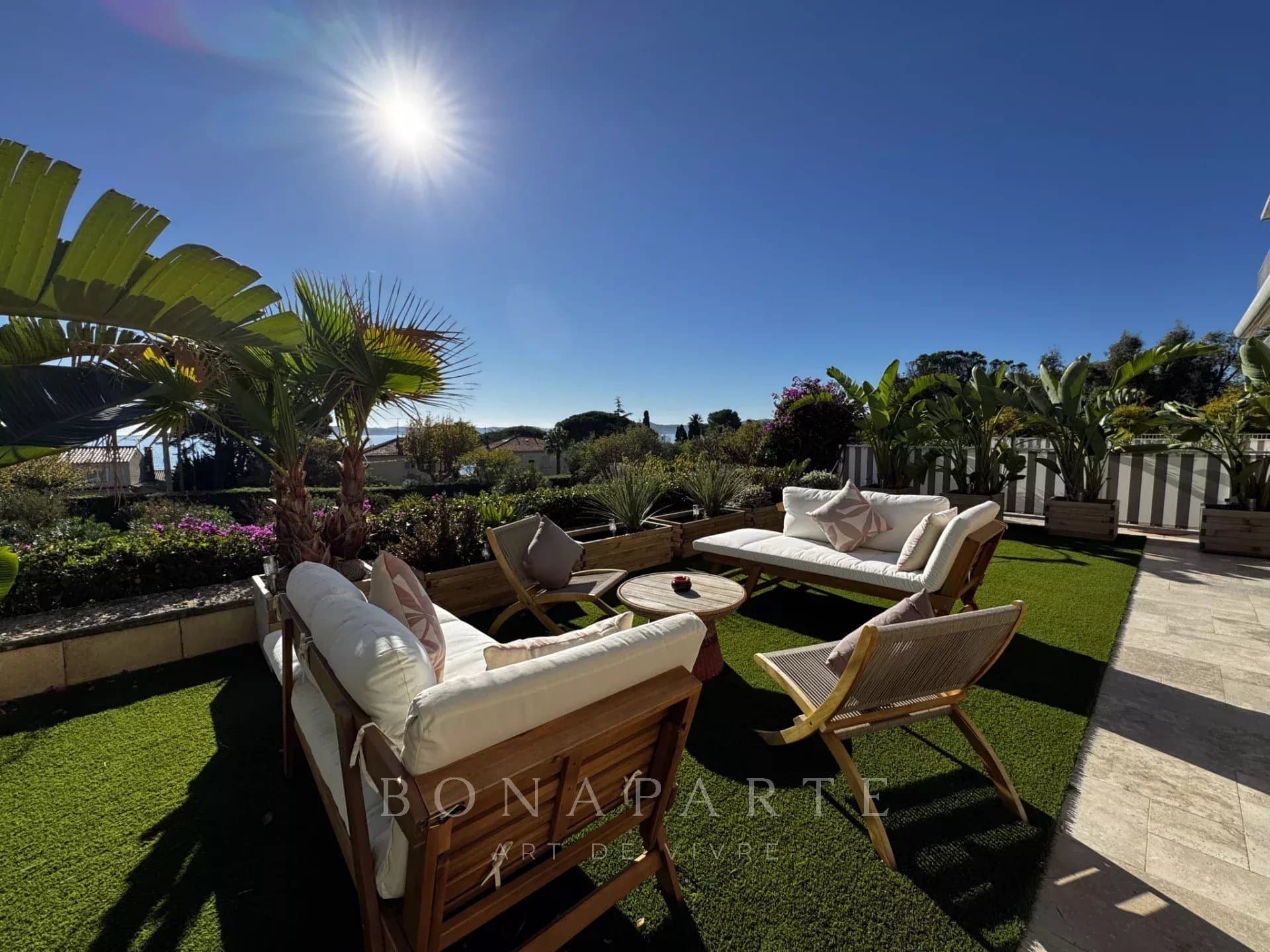 À seulement 200 m des plages superbe appartement entièrement rénové, offrant une vue mer panoramique et un ext